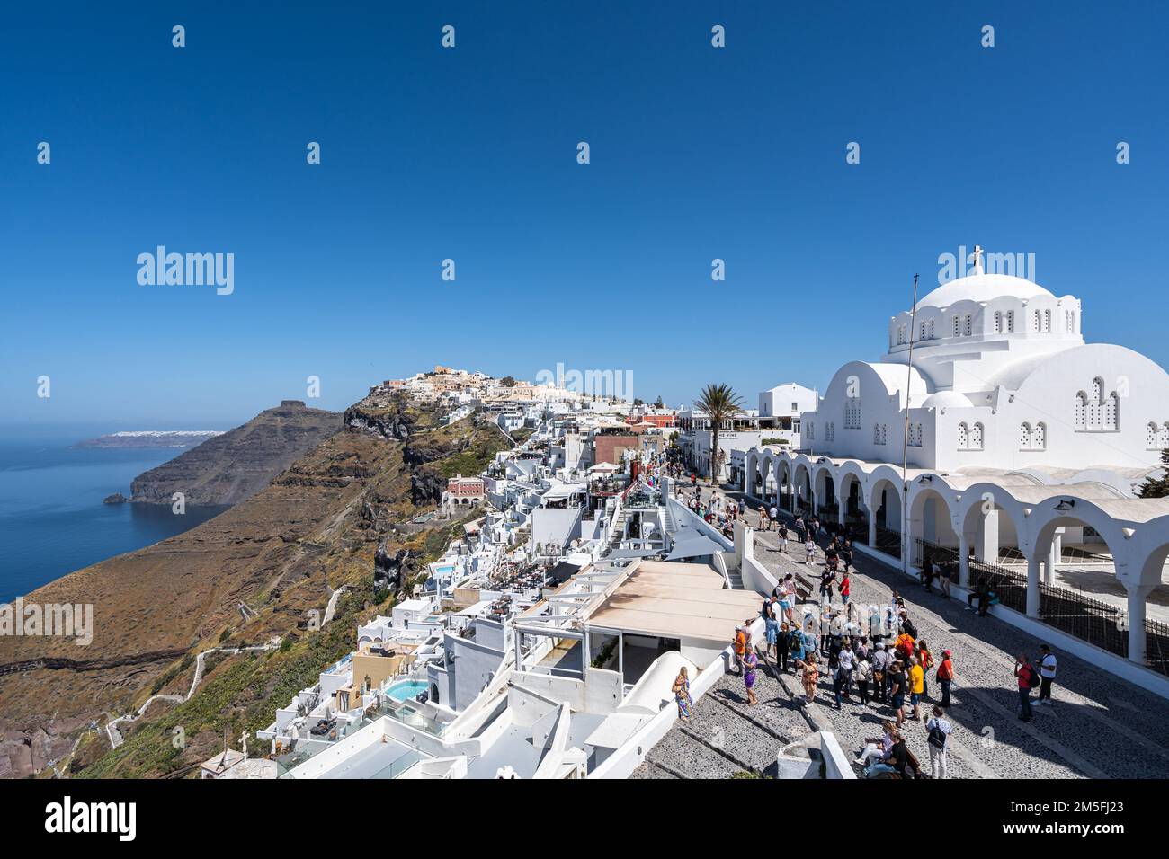 Ein malerischer Blick auf die heilig-orthodoxe Kathedrale von Candlemas auf der Insel Santorini, Griechenland Stockfoto