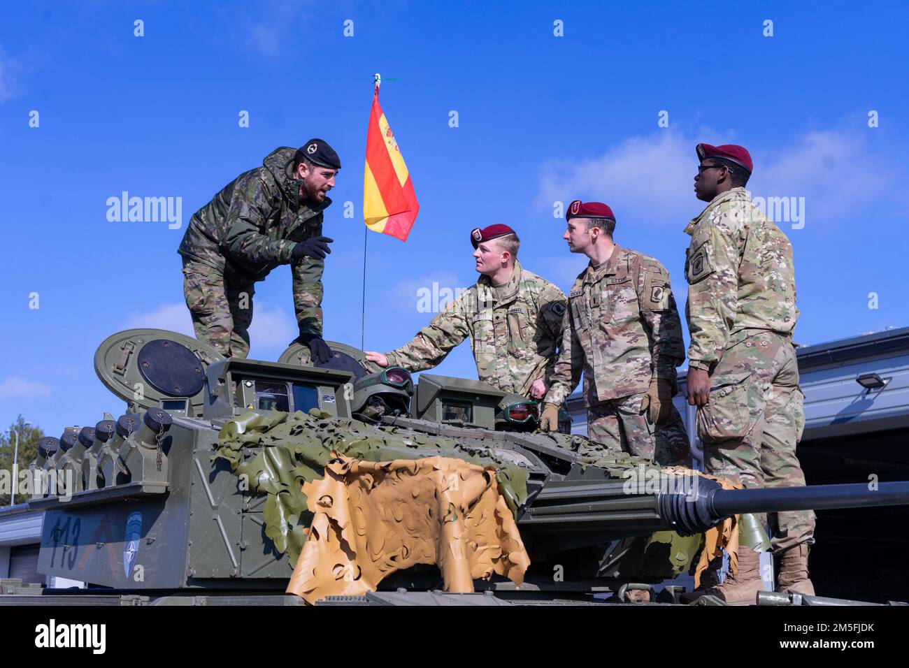 Fallschirmjäger mit 2. Bataillon, 503. Parachute Infanterie-Regiment, 173. Luftwaffe, machen sich während der Übung Saber Strike in Lettland am 12. März 2022 mit Waffen vertraut. Saber Strike soll die Interoperabilität mit unseren NATO-Verbündeten verbessern und die regionalen Beziehungen stärken, die wir aufgebaut haben. Saber Strike ermöglicht es den NATO-Verbündeten, sich persönlich, beruflich, technisch und taktisch zu verbinden, um Synergieeffekte und eine kompetentere multinationale Kampftruppe zu schaffen. Stockfoto