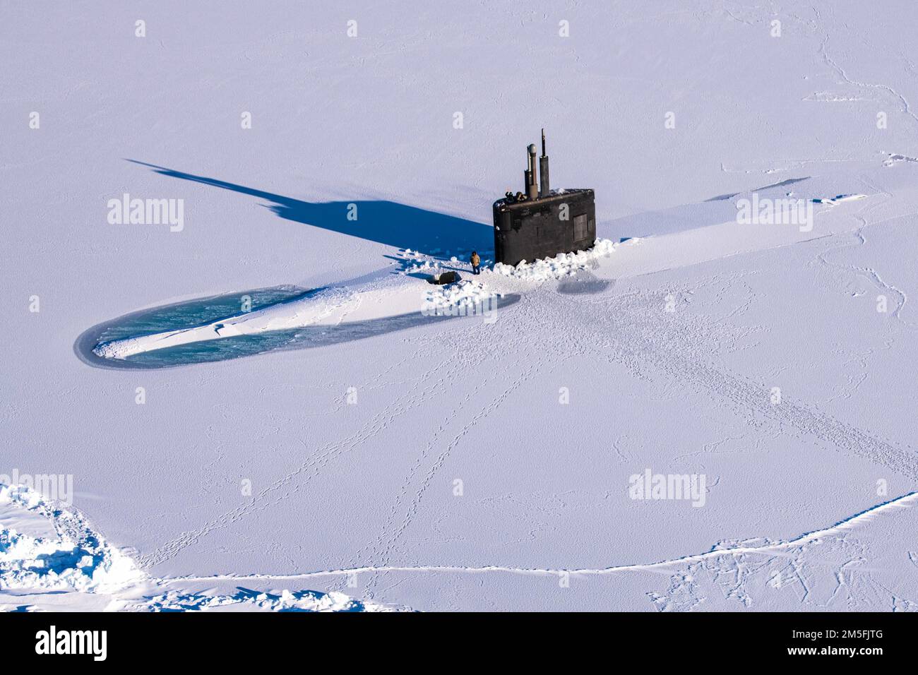 Das schnell angreifende U-Boot der Klasse Los Angeles USS Pasadena (SSN 752) durchbricht das Eis in ICEX, das gleichzeitig mit Arctic Edge 2022 geschah. Arctic Edge ist ein US-amerikanischer Markt Zweijährliche Verteidigungsübung des nördlichen Kommandos, die die Fähigkeit demonstrieren soll, sich schnell in der Arktis zu stationieren und zu operieren. Stockfoto