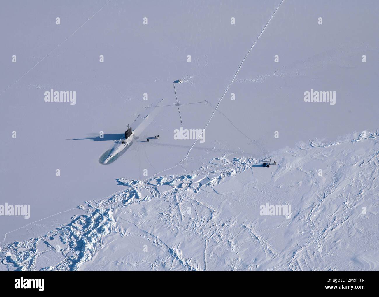 Das schnell angreifende U-Boot der Klasse Los Angeles USS Pasadena (SSN 752) durchbricht das Eis in ICEX, das gleichzeitig mit Arctic Edge 2022 geschah. Arctic Edge ist ein US-amerikanischer Markt Zweijährliche Verteidigungsübung des nördlichen Kommandos, die die Fähigkeit demonstrieren soll, sich schnell in der Arktis zu stationieren und zu operieren. Stockfoto