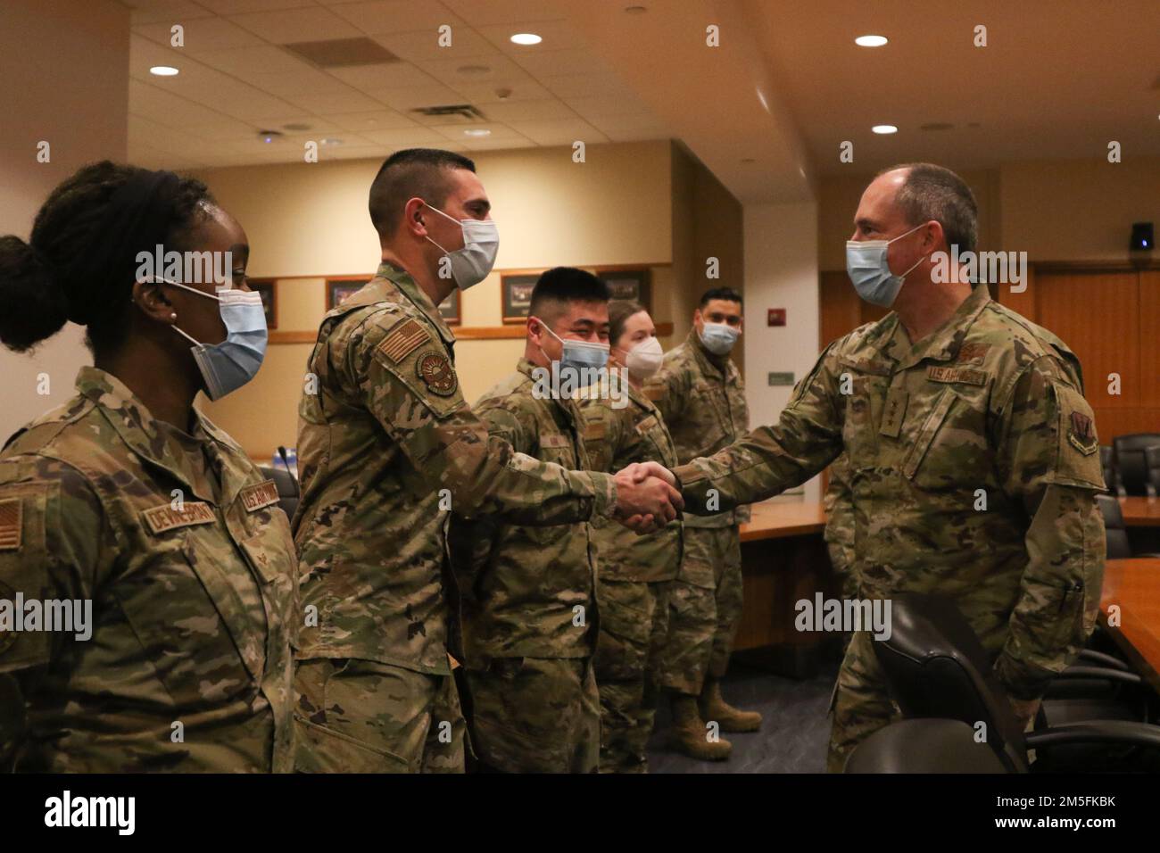 ROCHESTER, NEW YORK. - AUS DEN USA Air Force LT. General Kirk Pierce, richtig, die USA Der Befehlshaber der Kommandoregion für die nordamerikanische Luft- und Raumfahrt stellt sich dem militärisch-medizinischen Team vor, das die COVID-Krisenreaktion am University of Rochester Medical Center, Rochester, New York, am 13. März 2022 unterstützt. USA Nördliches Kommando, durch die USA Army North ist nach wie vor entschlossen, das Verteidigungsministerium flexibel bei der COVID-Reaktion der gesamten Regierung zu unterstützen. Stockfoto