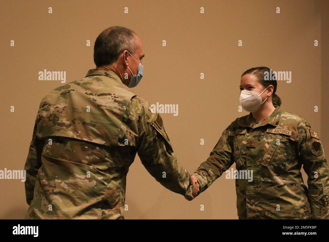 ROCHESTER, NEW YORK. - AUS DEN USA Oberleutnant Kirk Pierce der Luftwaffe, USA Kommandant der nordamerikanischen Luft- und Raumfahrt-Verteidigungsregion, überreicht eine Münze an die USA Air Force Staff Sgt. Kendra Walker, eine medizinische Notfalltechnikerin, die dem militärisch-medizinischen Team zur Unterstützung der COVID-Response-Operationen am University of Rochester Medical Center, Rochester, New York, zugewiesen ist, 13. März 2022. USA Nördliches Kommando, durch die USA Army North ist nach wie vor entschlossen, das Verteidigungsministerium flexibel bei der COVID-Reaktion der gesamten Regierung zu unterstützen. Stockfoto