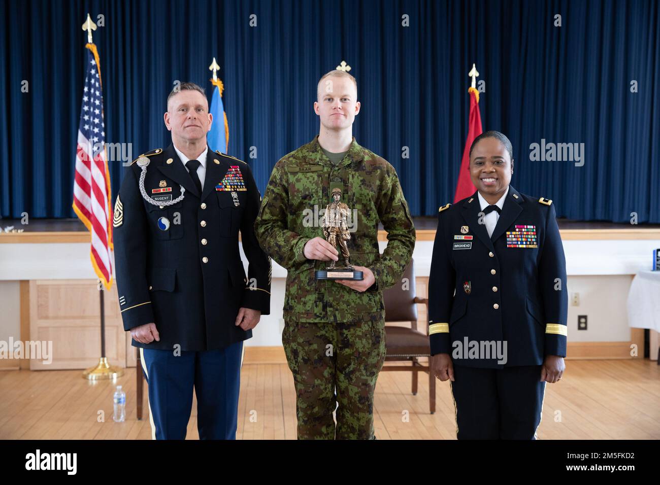 USA Armeebrig. General Janeen Birckhead (rechts), Befehlshaber der Maryland Army National Guard und der USA Army Command Sgt. Maj. James Nugent (links), Kommandosergeant Major der Maryland Army National Guard, überreicht am 13. März 2022 den Maryland Best Warrior Competition International Noncommissioned Officer of the Year Award 2022 an Staff Sgt. Harry säär (Zentrum) der estnischen Streitkräfte, Auf dem Aberdeen-Testgelände in Edgewood, Maryland. Während des gesamten Wettbewerbs wurden die Mitglieder der Nationalgarde der Maryland Army und der estnischen Verteidigungskräfte auf ihre Kenntnisse über essent getestet Stockfoto