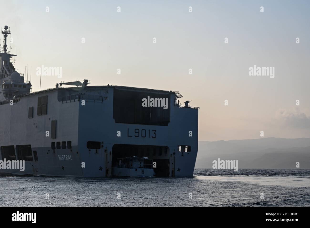 Mitglieder der französischen Marine begeben sich an Land während des amphibischen Angriffs auf die von Frankreich geführte Joint Exercise WAKRI 22, Hafen von Dschibuti, Dschibuti, 13. März 2022. Die WAKRI-Übung veranschaulicht die Fähigkeit der US-Streitkräfte, mit den französischen Streitkräften zusammenzuarbeiten und so die Kommunikation insgesamt zu verbessern, um künftige Missionen zu unterstützen. Stockfoto