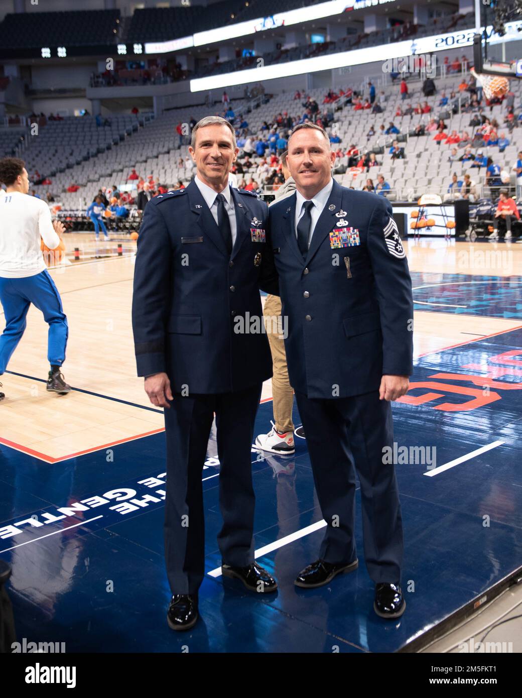 Generalmajor Bryan Radliff und Chief Master Sgt. Jeremy Malcom machen eine Pause für ein Foto, bevor sie den Einberufungsschwur für Rekruten von Programmen mit verzögertem Eintritt beim American Athletic Conference Championship Game ablegen. Stockfoto