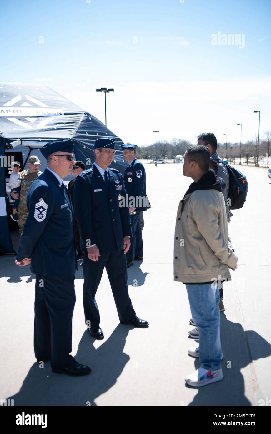 Vor der American Athletic Conference Championship Game trafen Generalmajor Bryan Radliff, Zehnter Air Force Commander, und Chief Master Sgt. Jeremy Malcom, Zehnter Air Force Command Chief, Rekruten für verspäteten Eintritt, um zu erfahren, was sie im Air Force Reserve zu tun gedenken. Vor dem Meisterschaftsspiel legten fünf Rekruten ihren Eid ab. Stockfoto