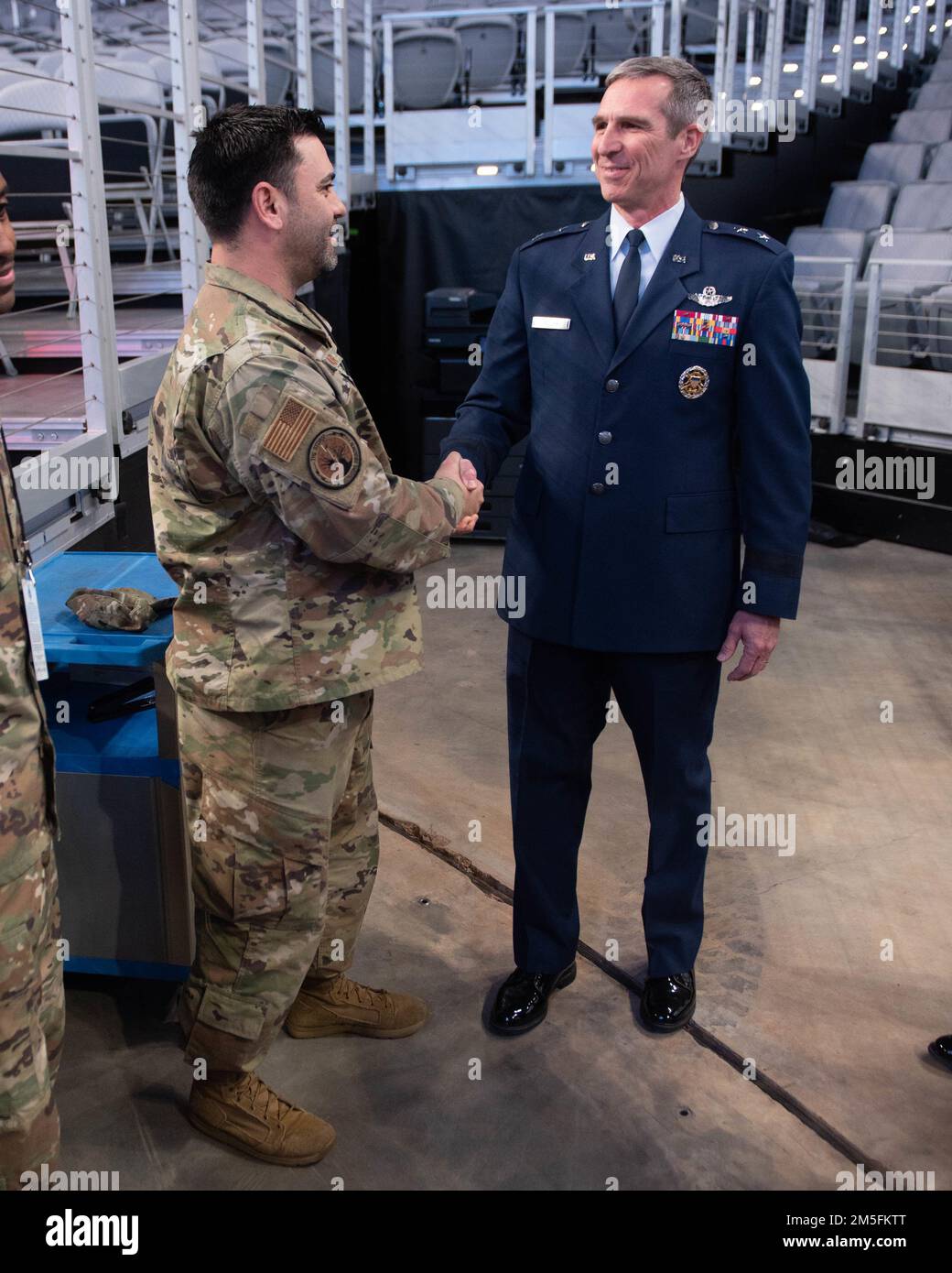 Vor der American Athletic Conference Championship gewann Generalmajor Bryan Radliff Master Sergeant Aguilar für seine außergewöhnliche Leistung als Mitglied der Rekrutierungsstaffel 352d. Stockfoto