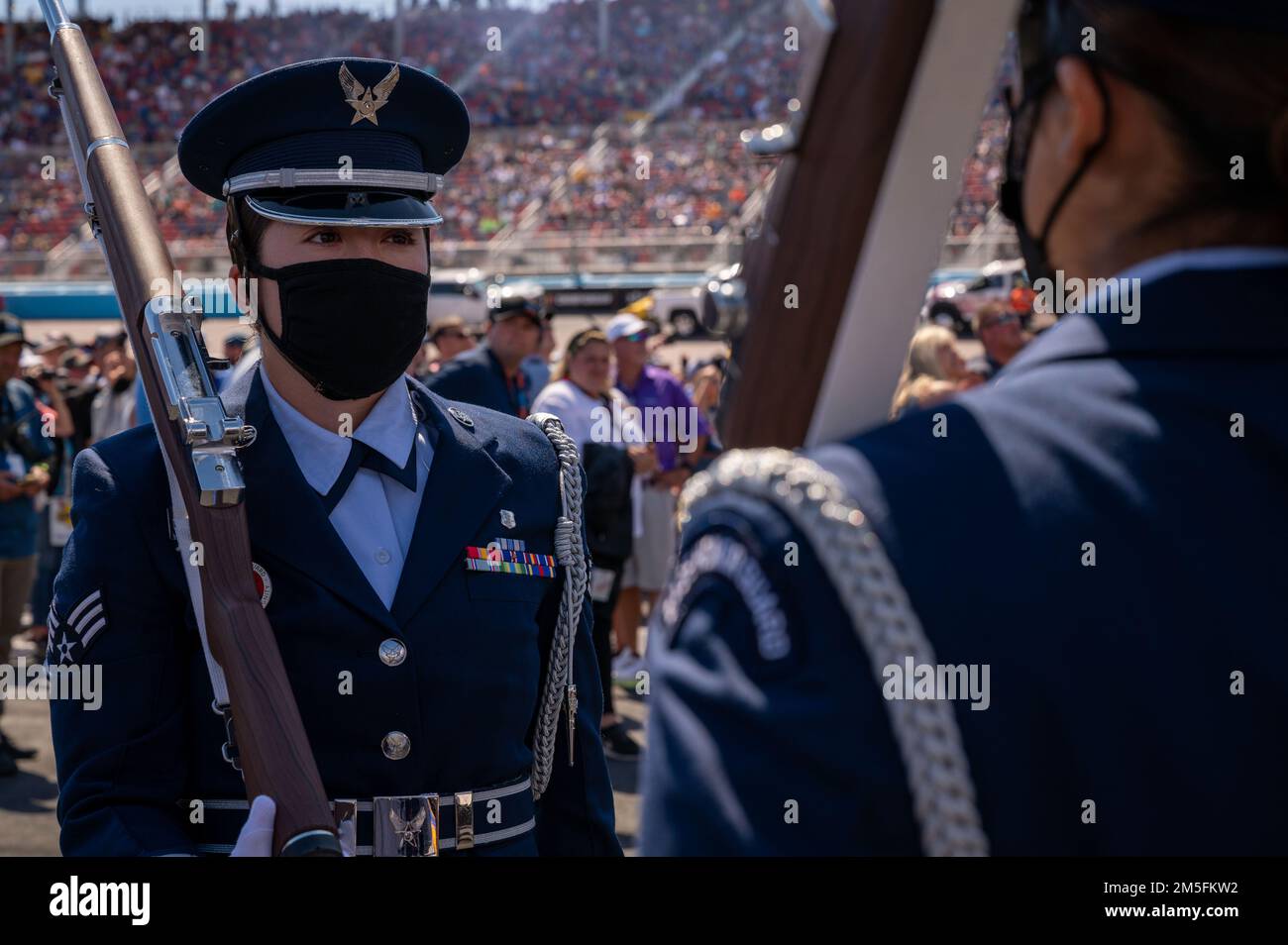 Senior Airman Gabriella Zuniga, Ehrenwächter des Luftwaffenstützpunkts Luke, praktiziert vor der Eröffnungszeremonie der Ruoff Mortgage der NASCAR 500 am 13. März 2022 auf dem Phoenix Raceway, Arizona. Die Wärter von Luke AFB präsentierten Farben während der Nationalhymne, um das Event zu starten. Zeremonien wie diese sind Teil von Gemeinschaftsinitiativen, die es Airmen ermöglichen, langjährige Traditionen und die USA zu präsentieren Das Erbe der Luftwaffe der örtlichen Gemeinde. Stockfoto