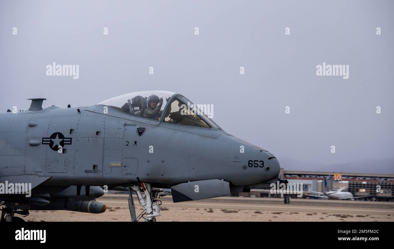 Ein Pilot der 190. Kampfgeschwader der Idaho Air National Guard winkt, während sie zum Arm- und Entwaffnungspad in Gowen Field, Boise, Idaho, am 13. März 2022 Rollen. Die Flugzeuge führten Trainingsflüge auf den Reihen südlich des Luftwaffenstützpunkts Mountain Home durch. Stockfoto