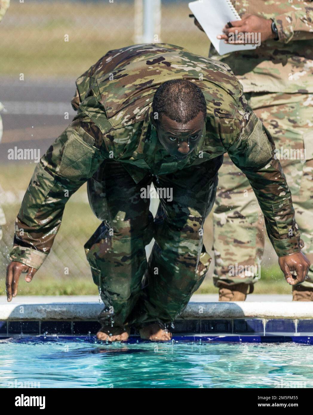 Staff Sean Hallett, eine Militärpolizei mit 333. Militärpolizeibrigade, nimmt an der 100 Meter langen Schwimmstrecke Teil, während der deutschen Streitkräfte-Marke für den militärischen Leistungstest im Rahmen des 200. Besten Kriegerwettbewerbs des Militärpolizeikommandos hier in St. Petersburg, Florida. Die Gewinner in der Kategorie „angemeldete und nicht kommissionierte Offiziere“ repräsentieren den MPC 200. in den USA Der beste Krieger-Wettbewerb des Army Reserve Command diesen Sommer. Stockfoto