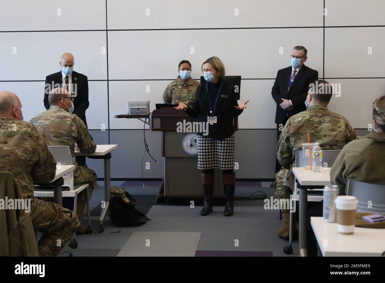 SYRACUSE, NEW YORK – Die Leitung des Upstate University Hospital bringt ihre Anerkennung für das militärisch-medizinische Team zum Ausdruck, das am 14. März 2022 in Syracuse, New York, die COVID-Response-Operationen in ihrem Krankenhaus unterstützt. USA Nördliches Kommando, durch die USA Army North ist nach wie vor entschlossen, das Verteidigungsministerium flexibel bei der COVID-Reaktion der gesamten Regierung zu unterstützen. Stockfoto