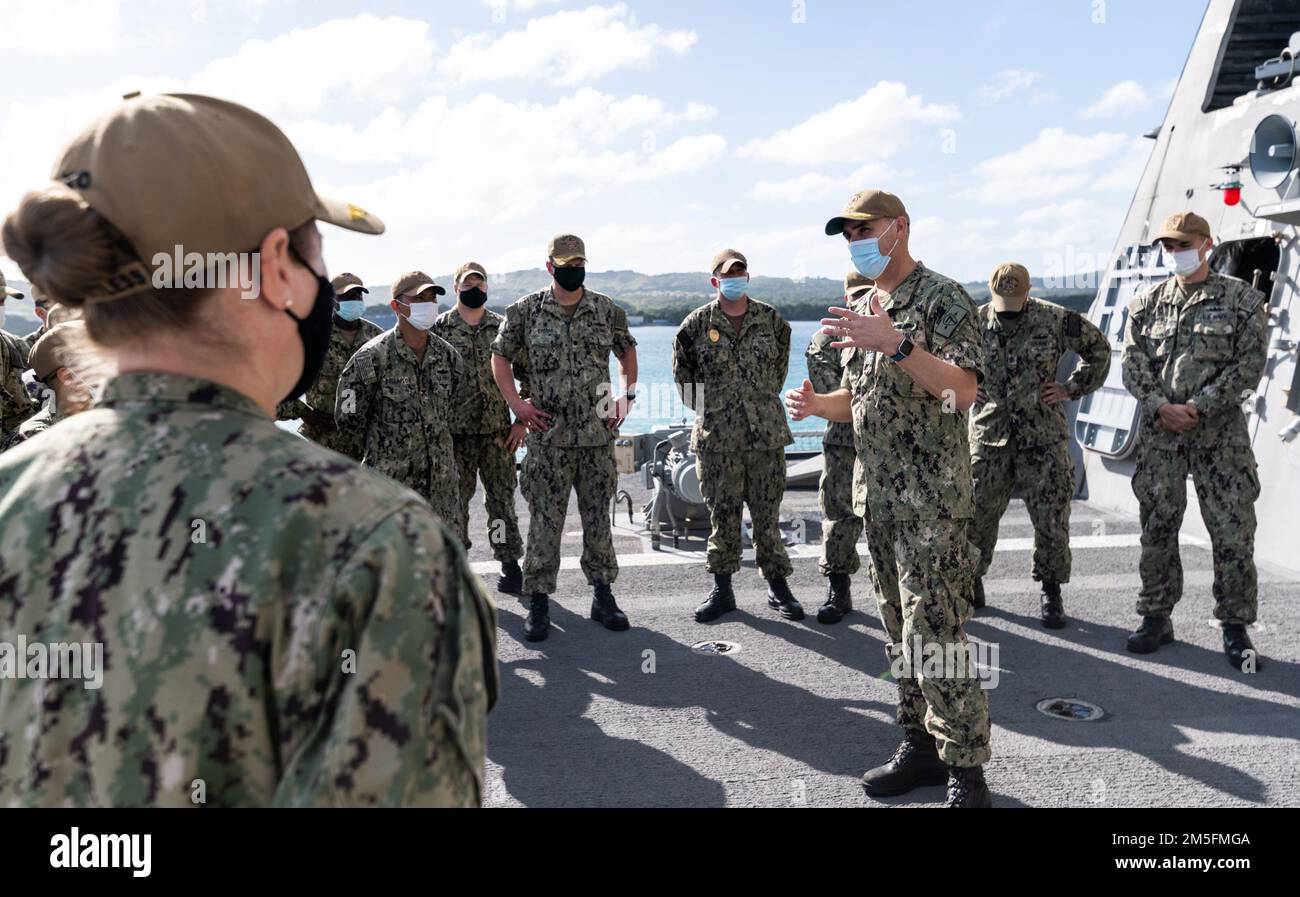 220315-N-LI768-1020 APRA HARBOR, Guam (15. März 2022) – Kapitän Tim Labenz, stellvertretender kommodore der Zerstörer-Staffel (DESRON) 7, spricht mit Matrosen der USS Tulsa (LCS 16) (Gold) nach einem Kommandoaustausch auf dem Cockpit des Kampfschiffs der Independence-Variante der Küstenwache. Die Tulsa Blue Crew entließ Tulsa Gold nach fünf Monaten Betrieb im US-Flottengebiet 7. Tulsa, Teil von DESRON 7, befindet sich im Rotationseinsatz und ist im US-amerikanischen 7. Fleet AOR tätig, um die Interoperabilität mit Partnern zu verbessern und als einsatzbereite Truppe zur Unterstützung eines freien und offenen Ind zu dienen Stockfoto