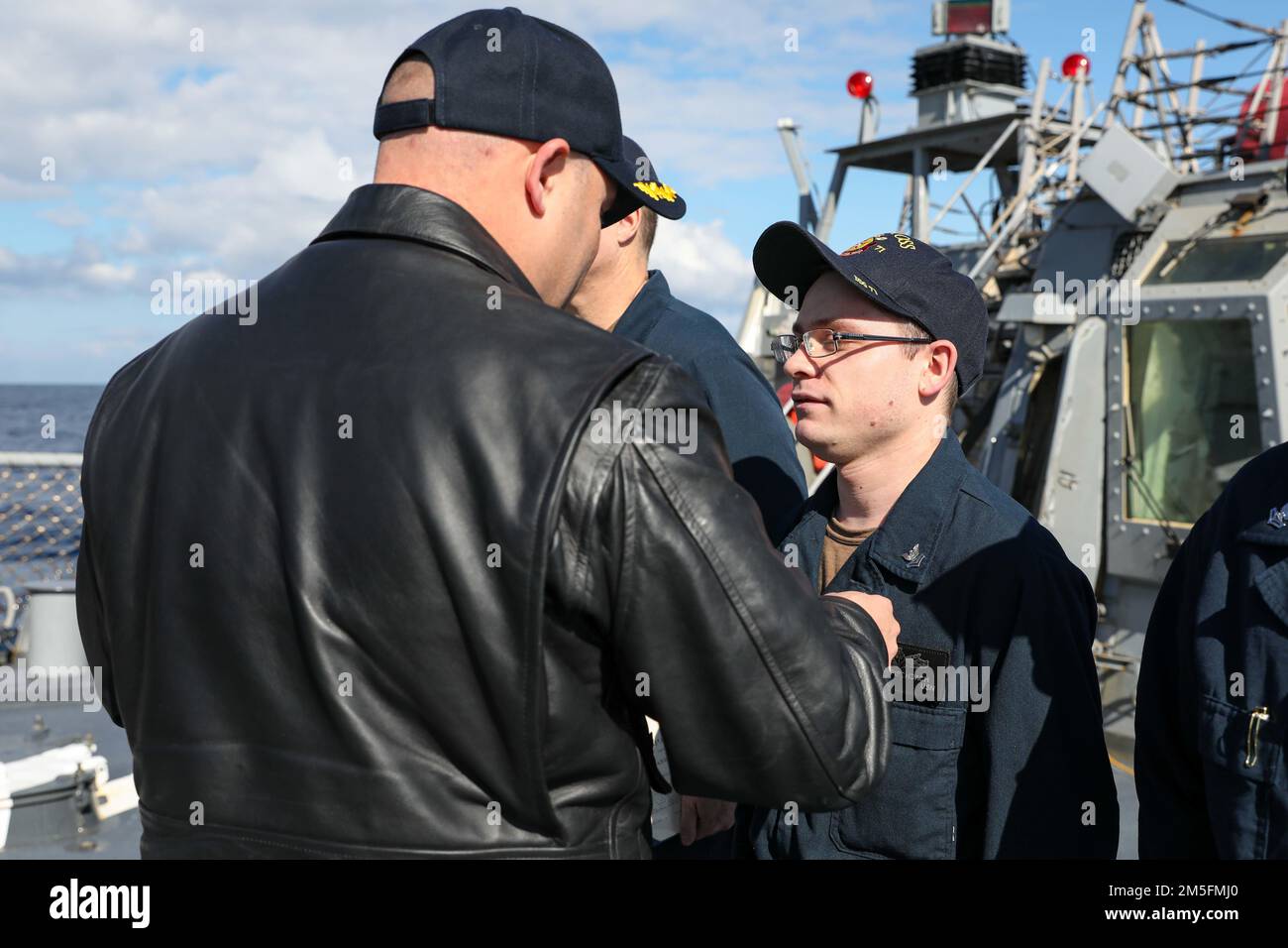 220314-N-UN585-1013 MITTELMEER (14. März 2022) Cmdr. Scott Jones, befehlshabender Offizier des Arleigh-Burke-Klasse-Guided-Raketenzerstörers USS Ross (DDG 71), Left, überreicht eine Navy and Marine Corps Achievement Medal an Gas Turbine System Technician (Mechanical) 2. Class Allen Fischbach, März 14. Ross, nach Rota, Spanien, ist auf seiner 12. Patrouille in den USA Sechster Einsatzbereich der Flotte zur Unterstützung regionaler Verbündeter und Partner sowie nationaler Sicherheitsinteressen der USA in Europa und Afrika. Stockfoto