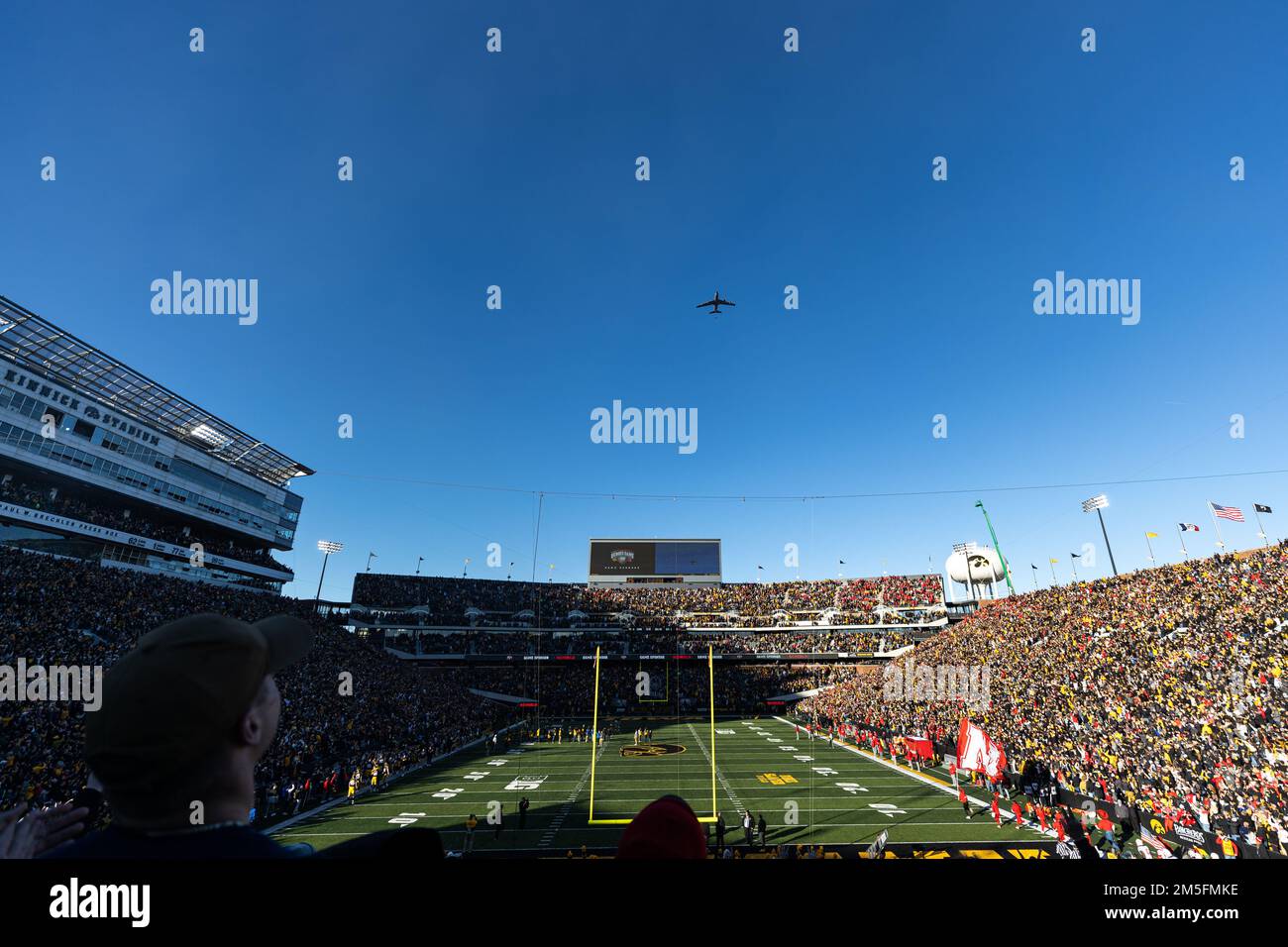 Der 185. Air-Tankflügel aus Sioux City, Iowa, fliegt über das Kinnick Stadium von Iowa City, bevor das jährliche Duell von Iowa gegen Nebraska um die Heldentrophäe am 25. November 2022 stattfindet. Die Flieger flogen über das Stadion, nachdem die Nationalhymne zu Beginn gespielt wurde. Die Nebraska Cornhuskers besiegten die Iowa Hawkeyes 24-7. (USA Army National Guard Foto von Sergeant Rachel I. Weiß) Stockfoto