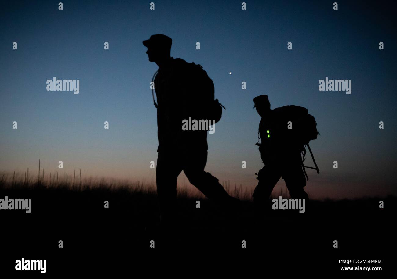 Die Soldaten der Iowa Army National Guard begeben sich am 3. April 2022 während des Iowa Best Warrior Competition 2022 in Camp Dodge in der Abenddämmerung auf einen 12 km langen marsch. Der roadmarsch war der Höhepunkt des dreitägigen Wettbewerbs, bei dem etwa 25 junge Soldaten und nicht kommissionierte Offiziere bei verschiedenen Armeeaufgaben und Übungen getestet wurden. (USA Armeefotografie der Nationalgarde von Staff Sgt. Tawny Schmit) Stockfoto