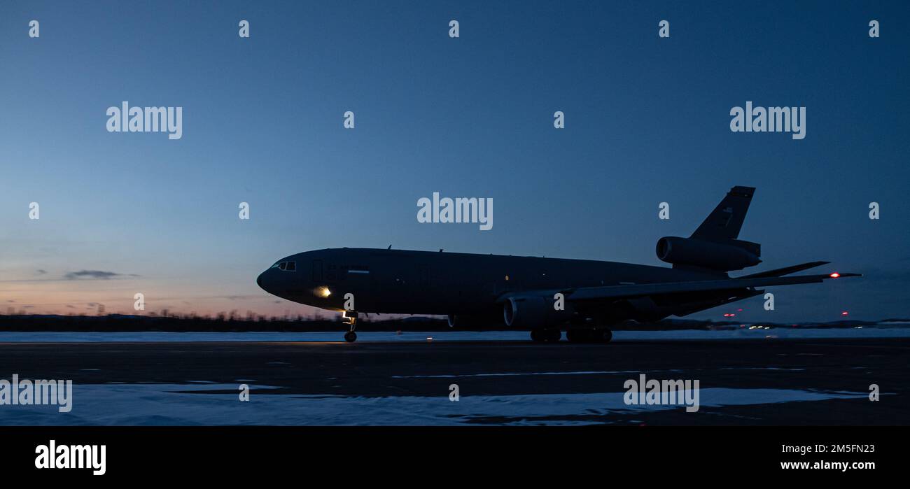 Zwei US Air Force KC-10 Extender, kamen am 5 14. März 2022 in Wing Goose Bay, Neufundland und Labrador für die Operation NOBLE DEFENDER 22-2 an. Stockfoto Zwei US Air Force KC-10 Extender, kamen am 5 14. März 2022 in Wing Goose Bay, Neufundland und Labrador für die Operation NOBLE DEFENDER 22-2 an. Stockfoto