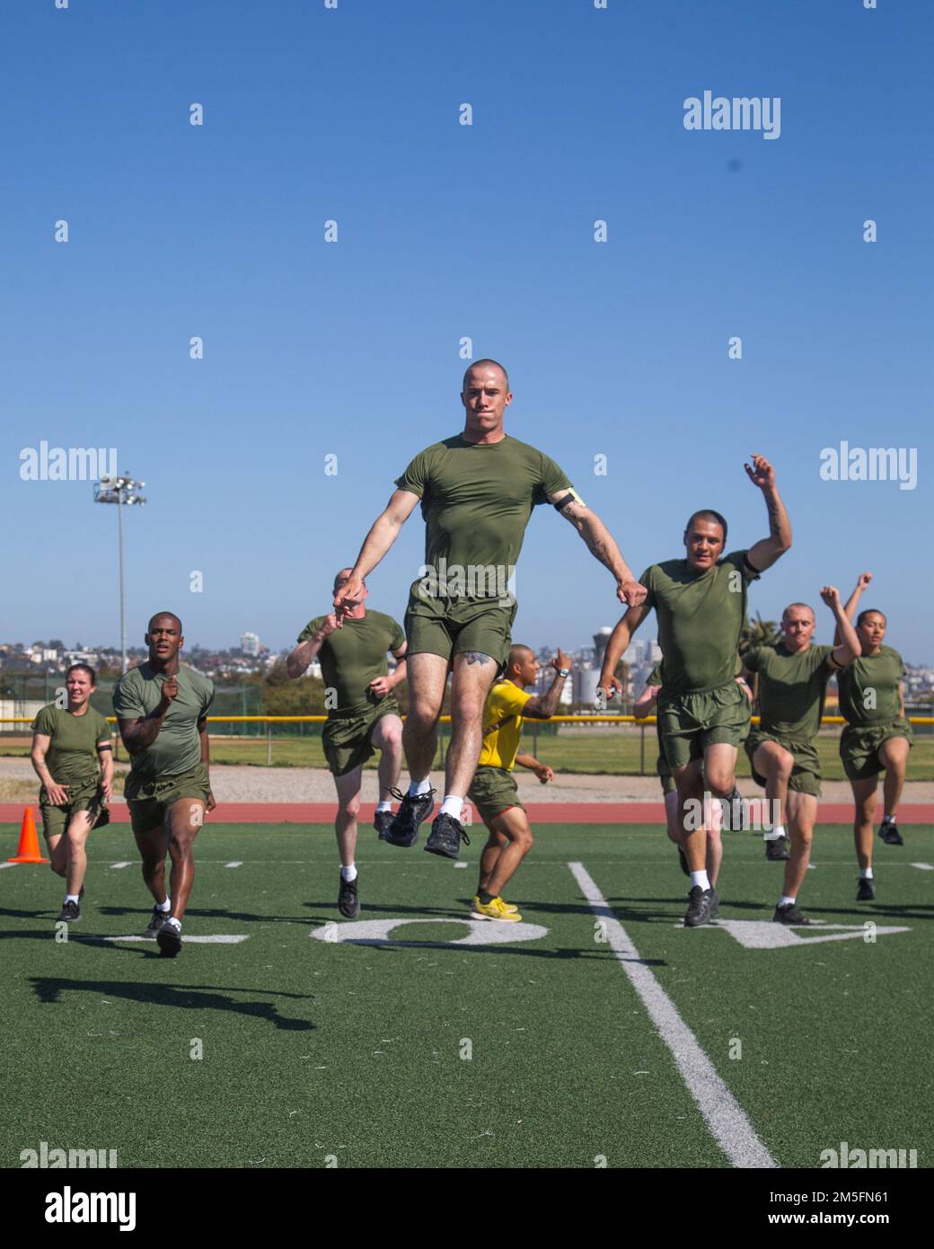 USA Marine Corps rekrutiert bei Golf Company, 2. Recruit Training Battalion, Training während einer Sportveranstaltung im Marine Corps Recruit Depot San Diego, 14. März 2022. Während des gesamten Trainings wird regelmäßig körperliches Training durchgeführt, um die körperliche Bereitschaft innerhalb der Unternehmen sicherzustellen. Die Rekruten liefen vier 400-Meter-Runden, bevor sie die Stationen fertigstellten. Stockfoto