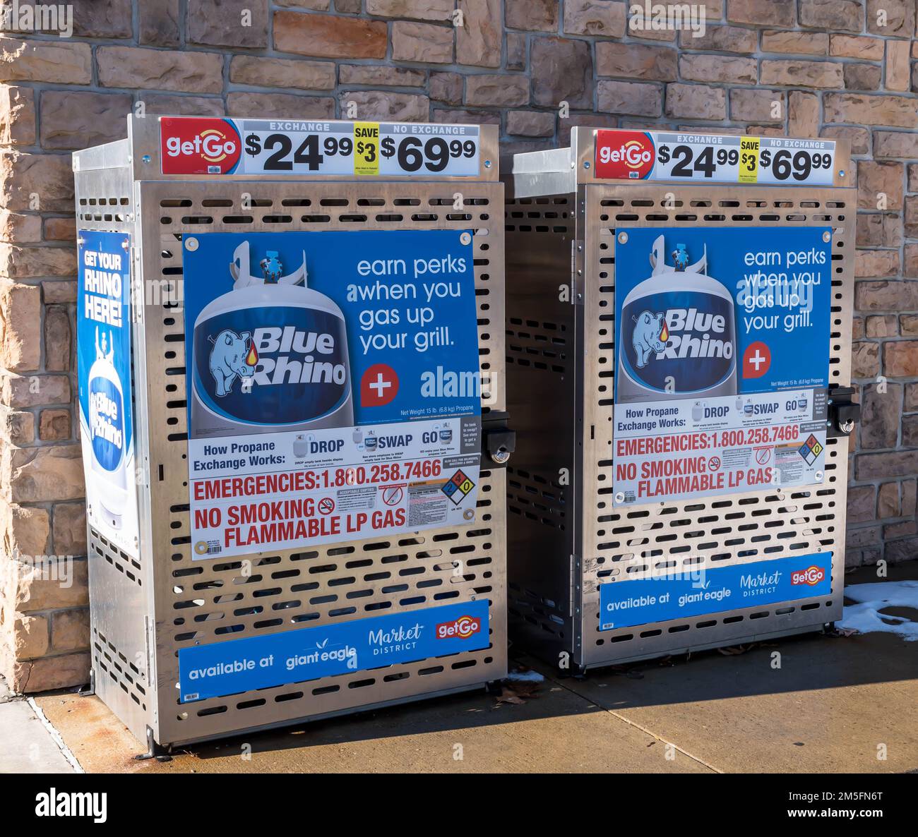 Zwei Behälter für Blue-Rhino-Propan-Gasflaschen zum Verkauf an einer GetGo-Tankstelle in Monroeville, Pennsylvania, USA Stockfoto