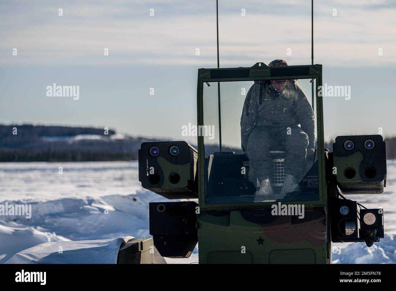 USA Armeespezialist Jacob Smith, ein Avenger-Schütze, der dem 1. Bataillon, dem 265. Luftwaffenregiment, Florida Army National Guard, zugeteilt wurde, klettert während der Übung ARCTIC EDGE 2022 am Eielson Air Force Base, Alaska, 14. März 2022 in ein Avenger Air Defense System. AE22 ist eine alle zwei Jahre stattfindende Homeland Defense Übung, um ein qualitativ hochwertiges und effektives gemeinsames Training bei kaltem Wetter anzubieten. Stockfoto