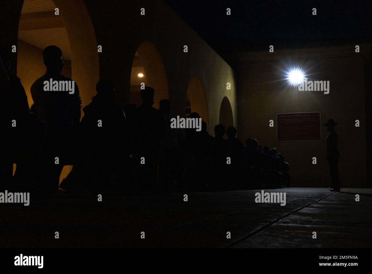 USA Marinekorps-Rekruten bei Charlie Company, 1. Rekrutierungs-Bataillon, Ankunft bei Marine Corps Recruit Depot San Diego, 14. März 2022. Während dieser Zeit wurden die Rekruten über die Artikel des Einheitlichen Militärgerichtsgesetzes informiert, die sie während der Rekrutierungsausbildung befolgen müssen, sowie als Marines. Stockfoto