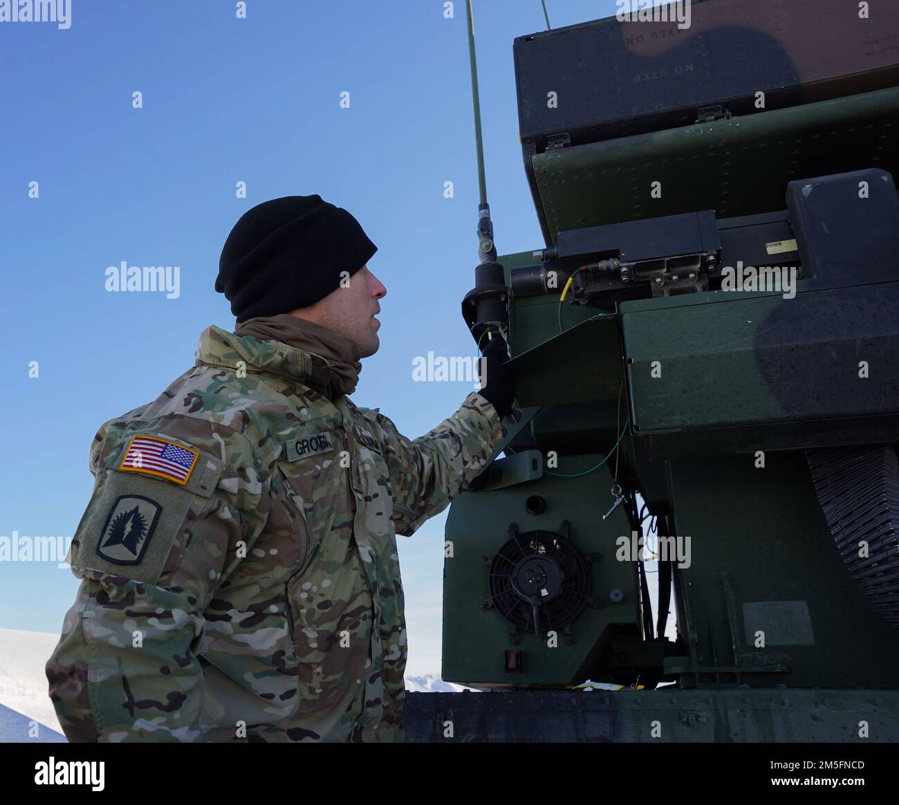 USA Soldaten der Armee, zugeteilt zum 1. Bataillon, 265. Luftwaffenregiment, Florida Army National Guard, bringen ein Maschinengewehr Kaliber .50 an ein Avenger Air Defense System, während der Übung ARCTIC EDGE 2022, am Eielson Air Force Base, Alaska, 14. März 2022. Das Luftabwehrsystem Avenger ist ein selbstfahrendes Boden-Luft-Raketensystem, das Bodeneinheiten vor Marschflugkörpern, unbemannten Luftfahrzeugen, tief fliegenden Starrflügelflugzeugen und Helikoptern schützt. Stockfoto