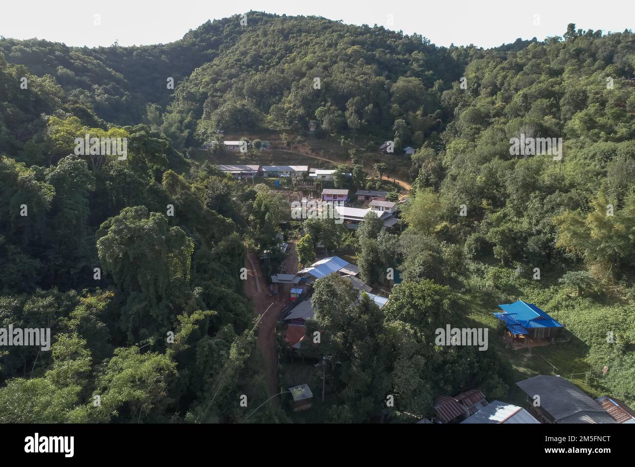 Ein nördliches ländliches Dorf im Tal Ban Thung Ton Ngio, Mae Tuen, Omkoi District, Chiang Mai, Thailand. Thailändischer Buchstabe im Bild heißt Mean Valley B. Stockfoto