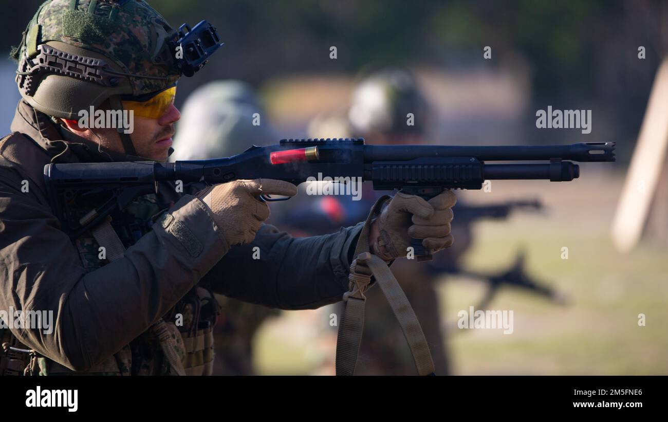 Ein niederländischer Marine mit Marineschwader Carib, niederländisches Marinekorps, feuert eine Mossberg 500 Schrotflinte während des Trainings karibischer Urbankrieger in Camp Lejeune, North Carolina, am 14. März 2022. Bei der Übung handelt es sich um eine bilaterale Fortbildungsmaßnahme, die darauf abzielt, die globale Interoperabilität zwischen dem 2D. Aufklärungsbataillon, der 2D. Marine-Division und der Marine-Staffel Carib zu verbessern. Stockfoto