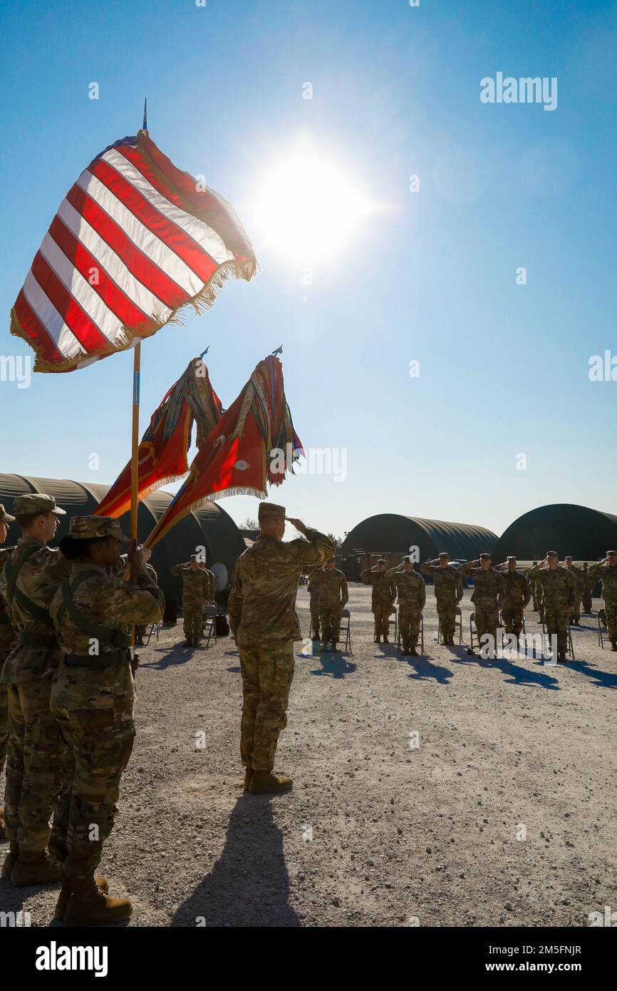 USA Soldaten des 1. Bataillons, 5. Artillerie-Regiment, 1. Kampfteam der Panzerbrigade, 1. Infanteriedivision saluieren die amerikanische Flagge bei der 1-5FA-Zeremonie zum Verantwortungswechsel in Torun, Polen, 14. März 2022. USA Oberfeldwebel Donald Durgin diente 18 Monate lang als Oberfeldwebel von 1-5FA. Er sorgte dafür, dass die Soldaten ihre Missionen erfüllten und die Einheit funktionierte. Stockfoto