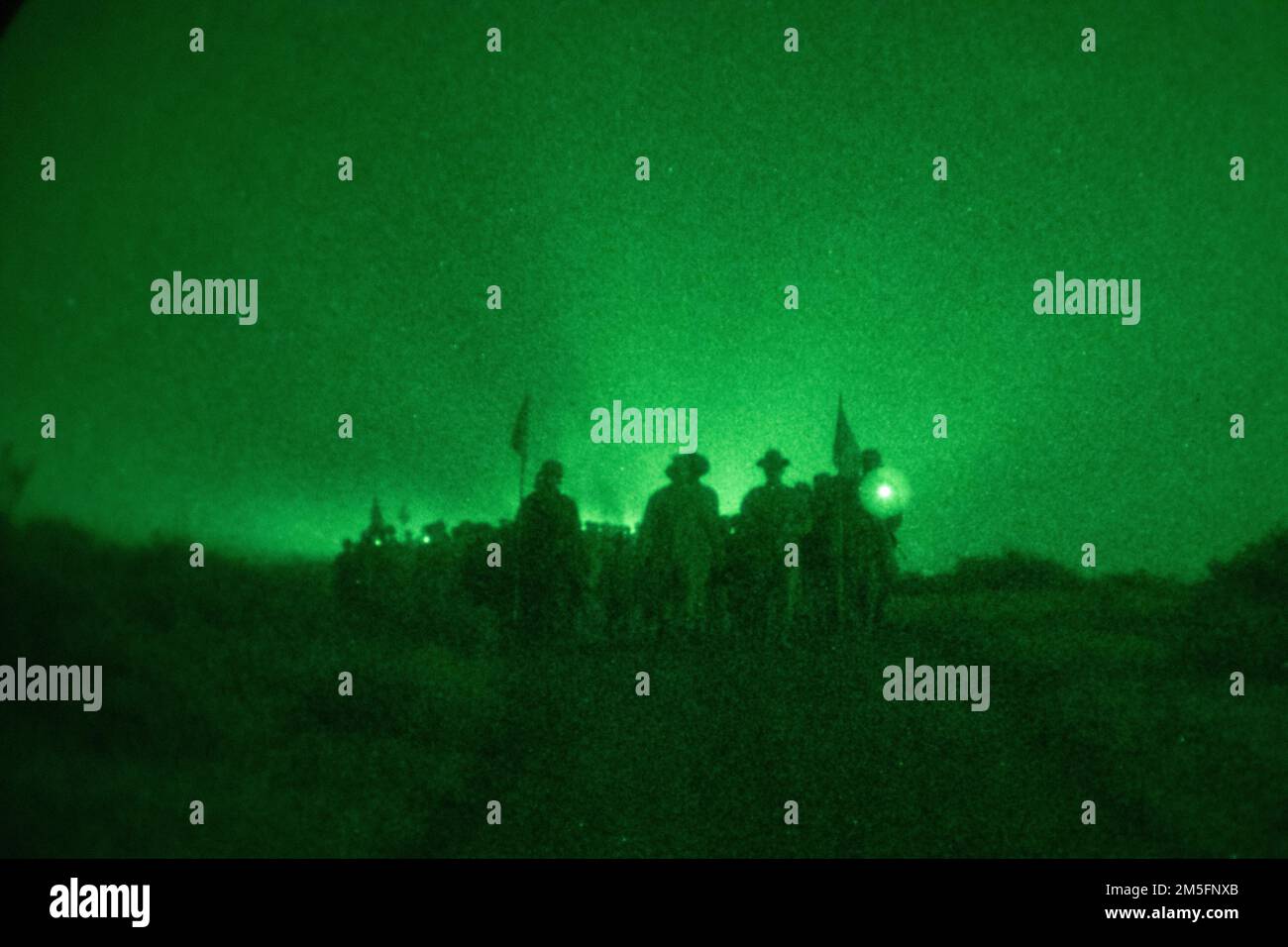 USA Marinekorps Rekruten und Mitarbeiter der Delta Company, 1. Rekrutierungs-Bataillon, führen während der Feldwoche eine Nachtwanderung im Marinekorps-Basislager Pendleton, Kalifornien, am 14. März 2022 durch. Die während der Feldwoche durchgeführten Ausbildungsveranstaltungen dienten der Vorbereitung der Rekruten auf den Tiegel, die letzte Veranstaltung in der Rekruitenausbildung. Stockfoto