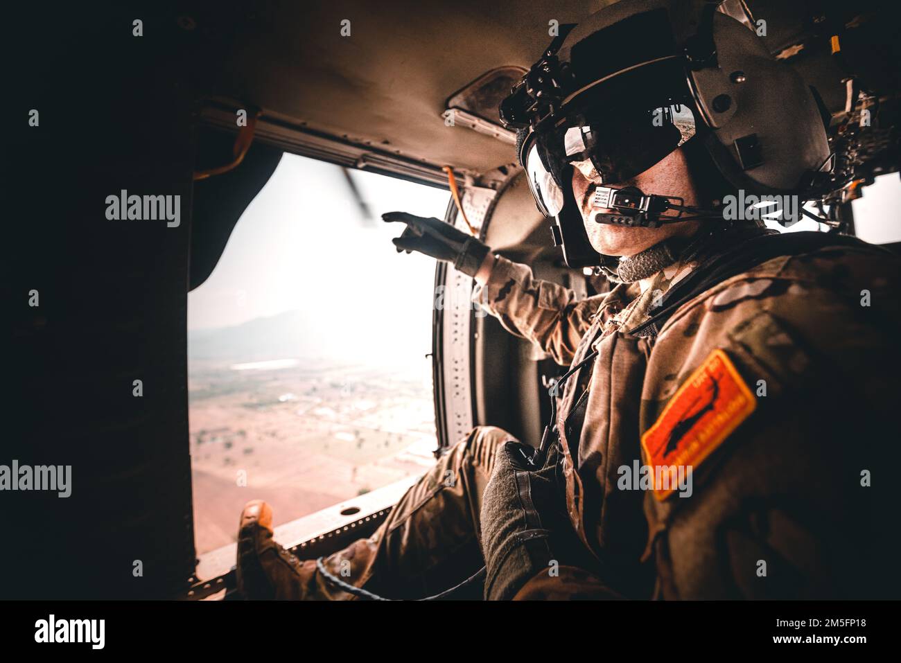 Ein UH-60 Black Hawk Hubschrauber Crew Chief, dem 2. Bataillon, 25. Kampfluftfahrtbrigade zugeteilt, weist auf mehrere bekannte Wahrzeichen als Teil einer Luftmission während Hanuman Guardian 22, Lop Buri, Königreich Thailand, 15. März 2022. Zusammen arbeiten die USA Die Armee und die Royal Thai Army veranstalten multinationale, kombinierte Task-Force-Veranstaltungen, die für die Aufrechterhaltung der Bereitschaft und Interoperabilität der Sicherheitskräfte in der gesamten Region von entscheidender Bedeutung sind. Stockfoto