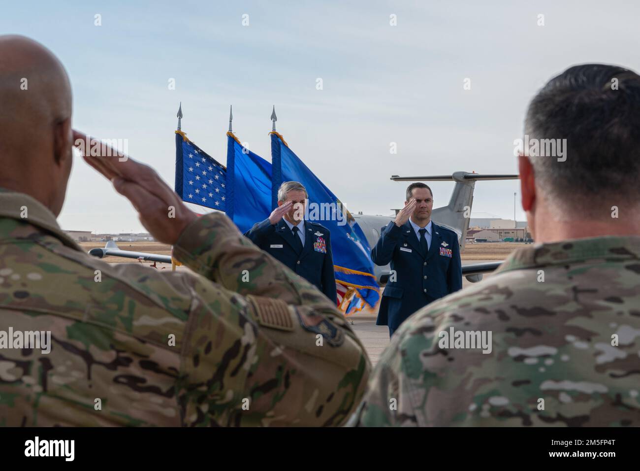 USA Luftwaffenbrücke. General Justin R. Hoffman, Leiter des Sondereinsatzkommandos der Luftwaffe für strategische Pläne, Programme und Anforderungen, und LT. Oberstleutnant Paul Albuquerque, Befehlshaber der 318. Sondereinsatztruppe, grüßen anlässlich der Gedenkfeier zum 5. Jahrestag des Todes 25 auf dem Luftwaffenstützpunkt Cannon, New Mexico, 14. März 2022. Am 14. März 2017 stürzte die U-28A Draco, Callsign Demise 25, in der Nähe des städtischen Flughafens Clovis ab und tötete Major Andrew Becker, Captain Kenneth Dalga und Captain Frederick Dellecker. Stockfoto