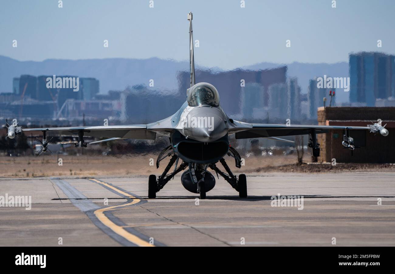 Ein F-16C Fighting Falcon, der der 64. Aggressor-Staffel zugeteilt wurde, startet für eine Red Flag-Nellis 22-2-Mission am Nellis Air Force Base, Nevada, 14. März 2022. Die AGRS-Aggressor-Piloten des Jahres 64 sind in US-amerikanischen und feindlichen Taktiken bestens ausgebildet. Sie bieten US-Streitkräften und alliierten Streitkräften während der Übungen realistische Taktiken. Stockfoto