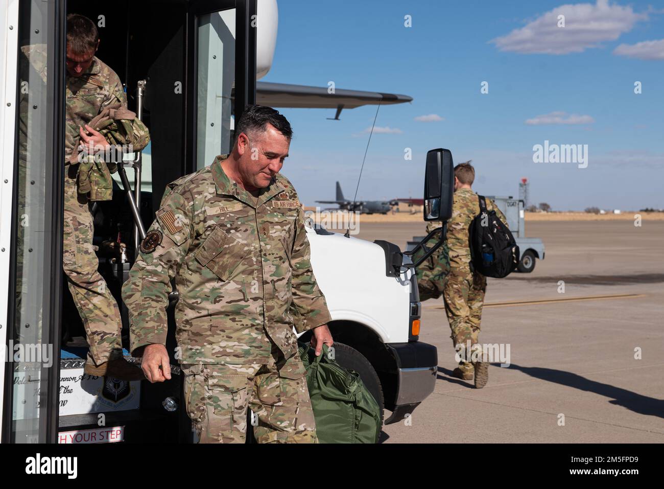 USA Generalmajor der Luftwaffe Eric Hill, stellvertretender Befehlshaber des Sondereinsatzkommandos der Luftwaffe der Luftwaffe der Luftwaffe der Luftwaffe der Luftwaffe der Luftwaffe der Luftwaffe, New Mexico, verlässt einen Bus auf der Fluglinie während eines Einführungsflugs am Cannon 2022 14 Generalmajor Hill wird einen Standortbesuch im 27. Spezialeinsatzflügel durchführen, um die wichtigsten Herausforderungen in der Luftwaffe von Cannon und in der heutigen Luftwaffe zu erörtern. Stockfoto