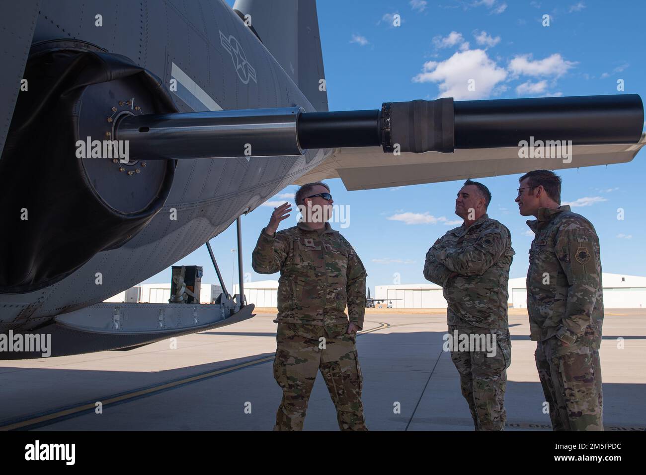 USA Generalmajor der Luftwaffe Eric Hill, stellvertretender Befehlshaber des Sondereinsatzkommandos der Luftwaffe, erhält eine Einweisung über die Fähigkeiten des Ghostrider-Flugzeugs AC-130J durch Major Daniel Collins, Pilot des 17. Sondereinsatzgeschwaders, vor einem Flug auf dem Luftwaffenstützpunkt Cannon, New Mexico, 14. März 2022. Generalmajor Hill wird einen Standortbesuch im 27. Spezialeinsatzflügel durchführen, um die wichtigsten Herausforderungen in der Luftwaffe von Cannon und in der heutigen Luftwaffe zu erörtern. Stockfoto