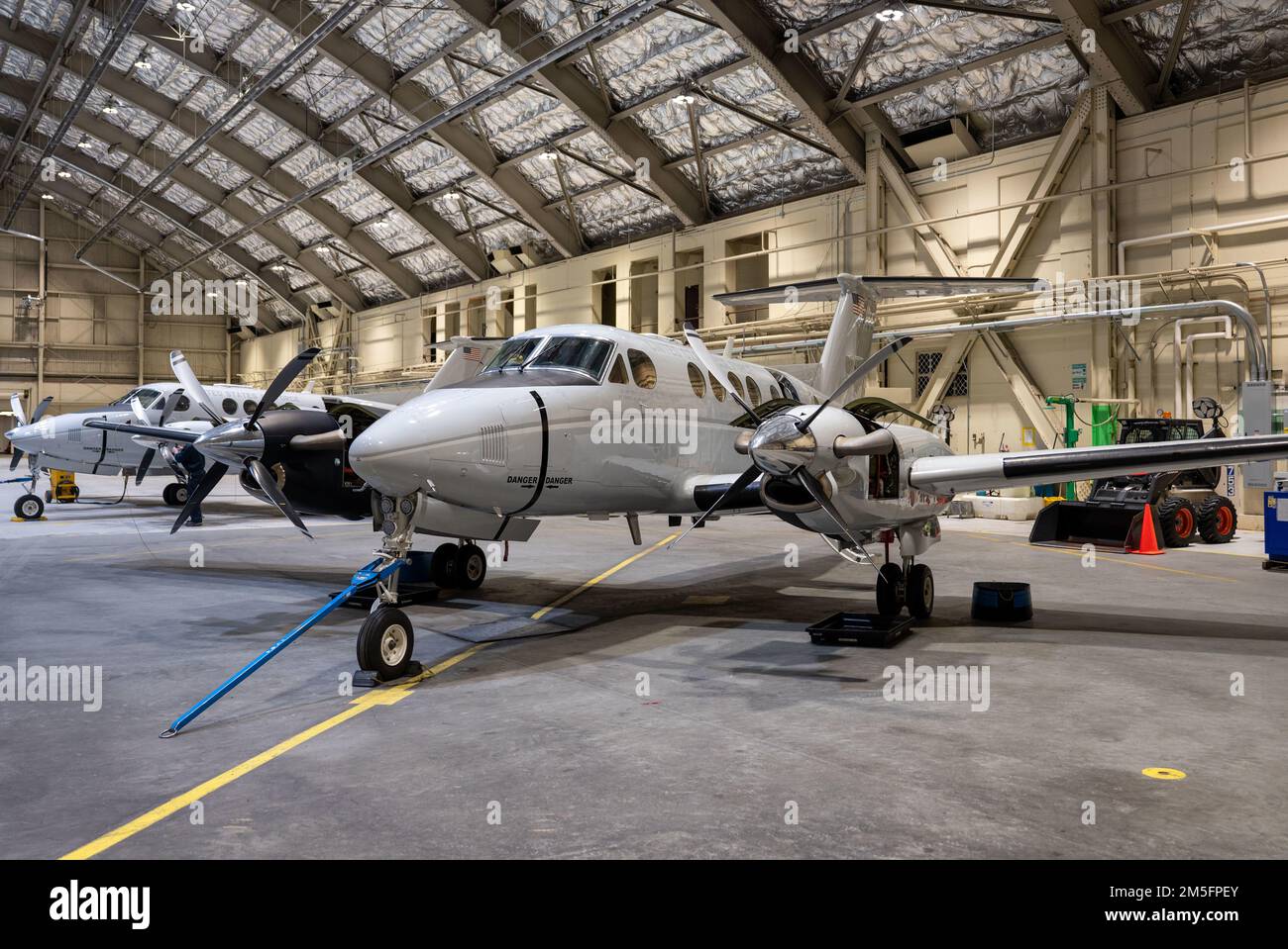 Ein C-12F Huron, der der 517. Airlift-Geschwader zugeteilt wurde, sitzt am 14. März 2022 in einem Hangar in der Joint Base Elmendorf-Richardson, Alaska. Mit einer zweiköpfigen Besatzung kann der C-12F bis zu acht Passagiere befördern und hat eine Ladekapazität von 56 Kubikfuß. Stockfoto