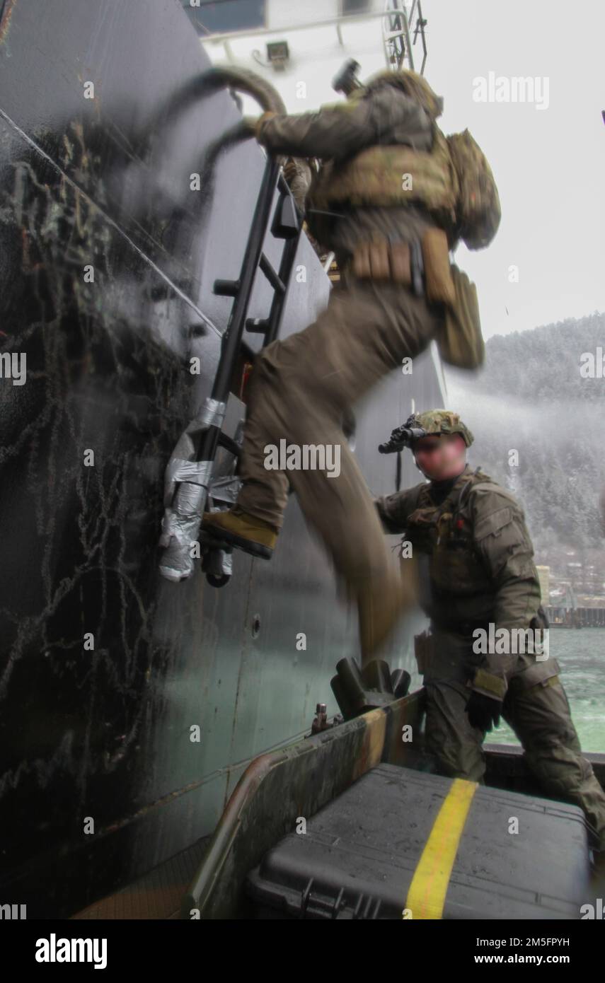 USA Die dem Maritime Security Response Team (MSRT) zugewiesenen Küstenwachleute führen Kletterübungen mit Haken und Leitern während der Übung Arctic Edge 2022 in Juneau, Alaska, am 14. März 2022 durch. Arctic Edge ist eine alle zwei Jahre stattfindende USA Übung des Northern Command, veranstaltet vom Alaskan Command, demonstriert die Fähigkeiten, die zur Verteidigung der Heimat- und US-Interessen eingesetzt werden. Stockfoto