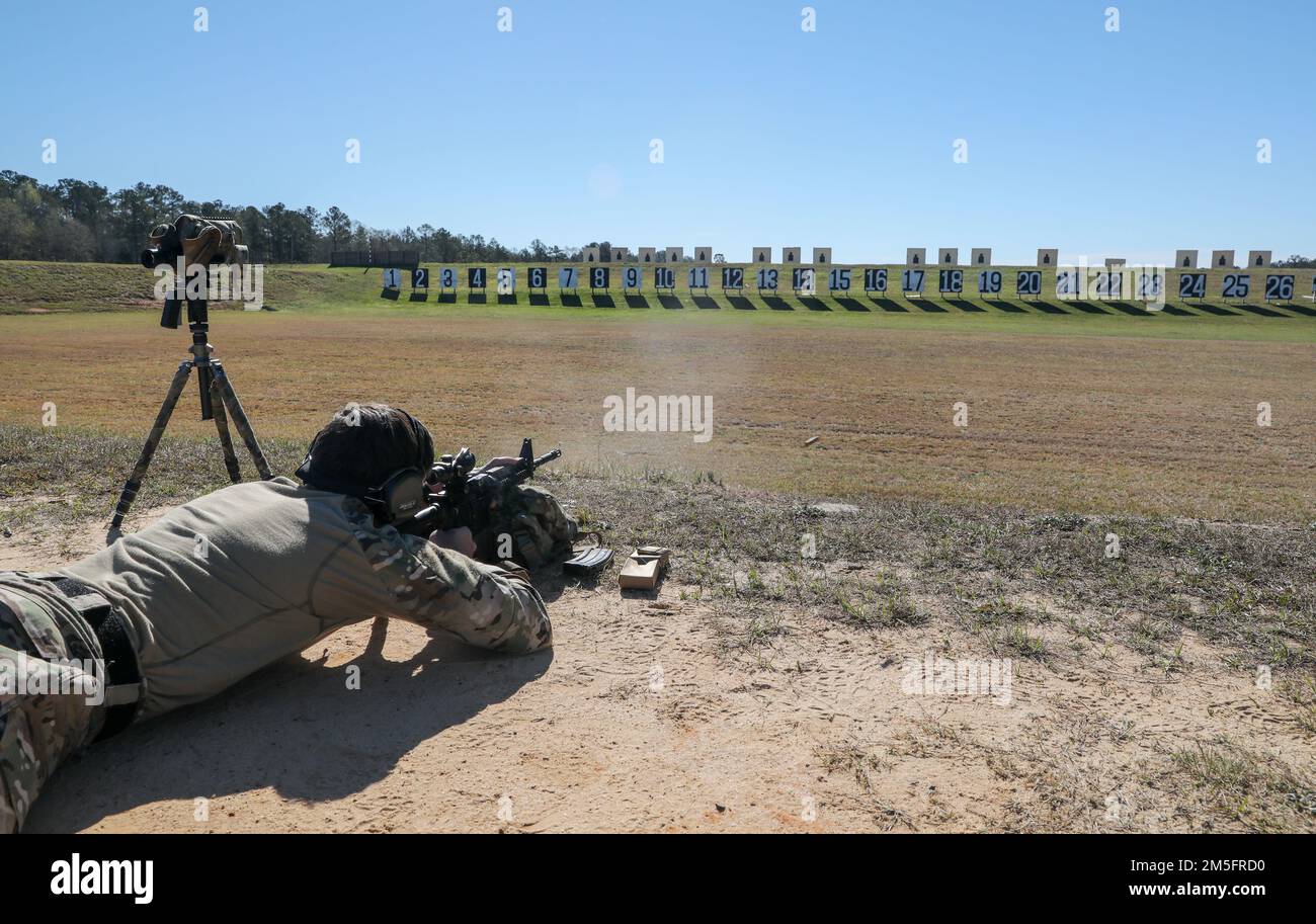 Mehr als 220 Soldaten traten in den 2022 USA an Army Small Arms Championships in Fort Benning, Georgia, 13.-19. März. Der einwöchige Wettkampf, bekannt als All Army, ist ein jährlicher Wettkampf, der von den USA veranstaltet wird Army Marksmanship Unit (USAMU) in Verbindung mit dem Maneuver Center of Excellence (MCOE), das Soldaten aus allen Bereichen zusammenbringt: Aktiver Dienst, Reserve, Nationalgarde und ROTC. Während dieser Schießerei traten die Soldaten in neun verschiedenen Schusslinien gegeneinander an und schossen über 146.000 Schuss Gewehr- und Pistolenmunition ab. Obwohl alle Armee die Soldaten begehrten Trophäen und Stockfoto