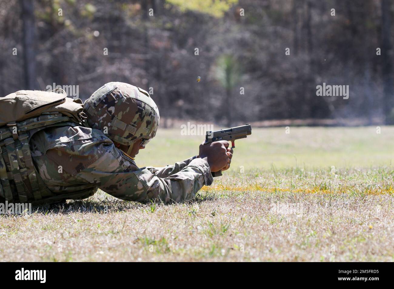 Mehr als 220 Soldaten traten in den 2022 USA an Army Small Arms Championships in Fort Benning, Georgia, 13.-19. März. Der einwöchige Wettkampf, bekannt als All Army, ist ein jährlicher Wettkampf, der von den USA veranstaltet wird Army Marksmanship Unit (USAMU) in Verbindung mit dem Maneuver Center of Excellence (MCOE), das Soldaten aus allen Bereichen zusammenbringt: Aktiver Dienst, Reserve, Nationalgarde und ROTC. Während dieser Schießerei traten die Soldaten in neun verschiedenen Schusslinien gegeneinander an und schossen über 146.000 Schuss Gewehr- und Pistolenmunition ab. Obwohl alle Armee die Soldaten begehrten Trophäen und Stockfoto