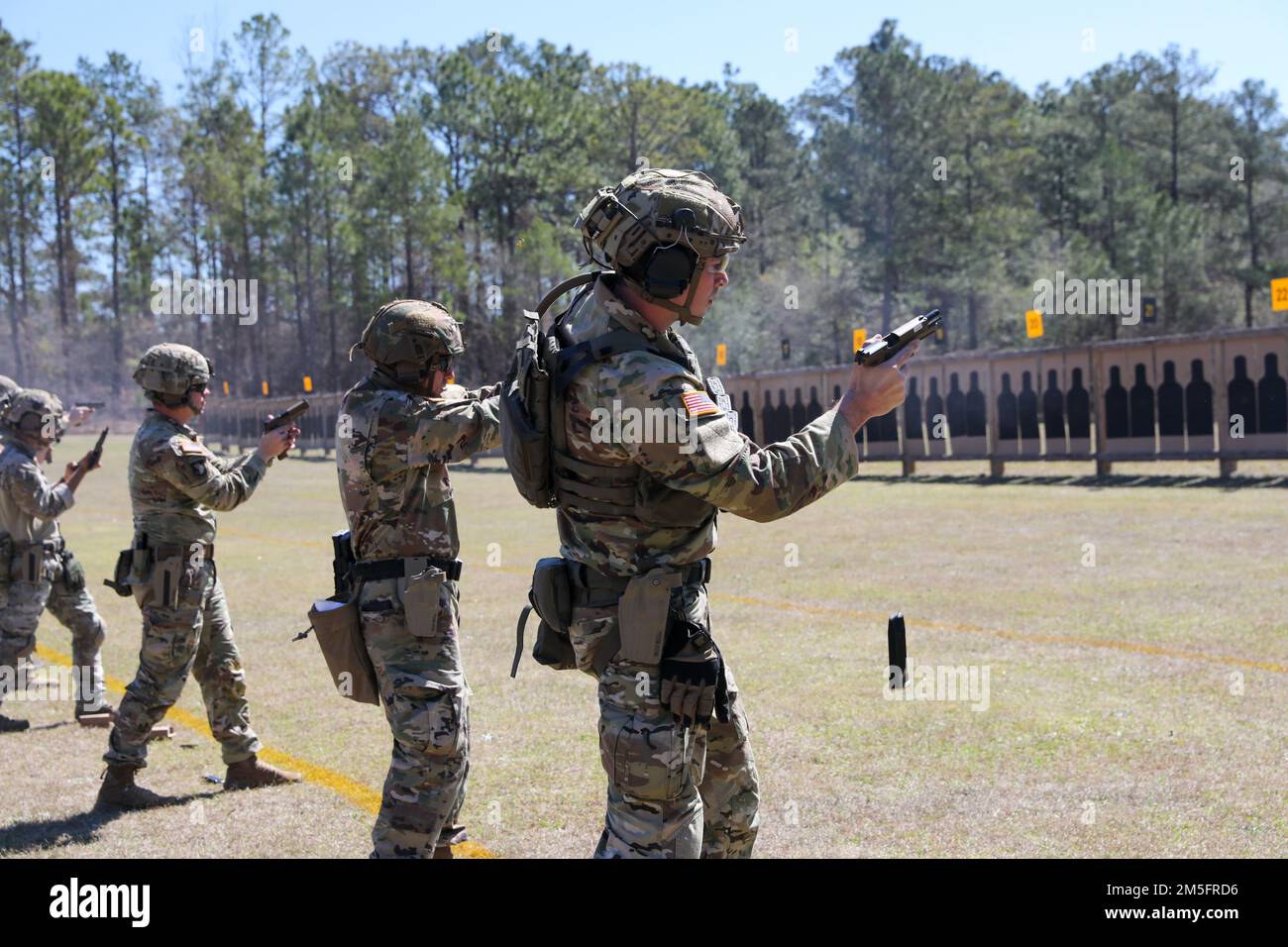Mehr als 220 Soldaten traten in den 2022 USA an Army Small Arms Championships in Fort Benning, Georgia, 13.-19. März. Der einwöchige Wettkampf, bekannt als All Army, ist ein jährlicher Wettkampf, der von den USA veranstaltet wird Army Marksmanship Unit (USAMU) in Verbindung mit dem Maneuver Center of Excellence (MCOE), das Soldaten aus allen Bereichen zusammenbringt: Aktiver Dienst, Reserve, Nationalgarde und ROTC. Während dieser Schießerei traten die Soldaten in neun verschiedenen Schusslinien gegeneinander an und schossen über 146.000 Schuss Gewehr- und Pistolenmunition ab. Obwohl alle Armee die Soldaten begehrten Trophäen und Stockfoto