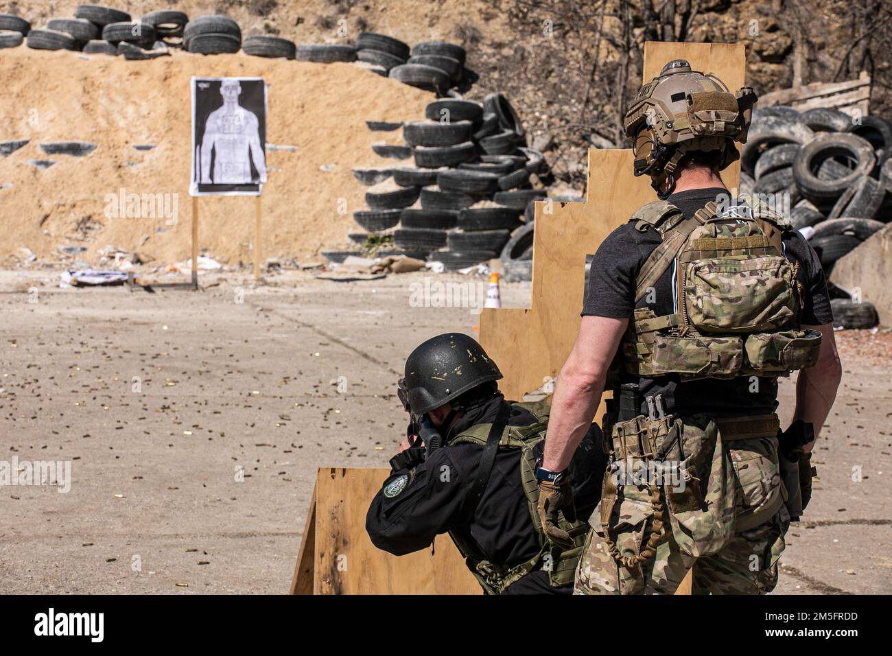 Ein Mitglied der 10. Special Forces Group beobachtet, wie ein Mitglied der kosovarischen Sicherheitskräfte (KSF) während einer Kampfzielübung im Rahmen einer bilateralen Übung am 14. März 2022 in Pristina (Kosovo) auf die Knie kniet. Die Übung stärkt die Beziehungen, erhöht die Interoperabilität und verbessert die Fähigkeit unserer Partnerländer, Sicherheit in der Balkanregion zu gewährleisten. Stockfoto Ein Mitglied der 10. Special Forces Group beobachtet, wie ein Mitglied der kosovarischen Sicherheitskräfte (KSF) während einer Kampfzielübung im Rahmen einer bilateralen Übung am 14. März 2022 in Pristina (Kosovo) auf die Knie kniet. Die Übung stärkt die Beziehungen, erhöht die Interoperabilität und verbessert die Fähigkeit unserer Partnerländer, Sicherheit in der Balkanregion zu gewährleisten. Stockfoto