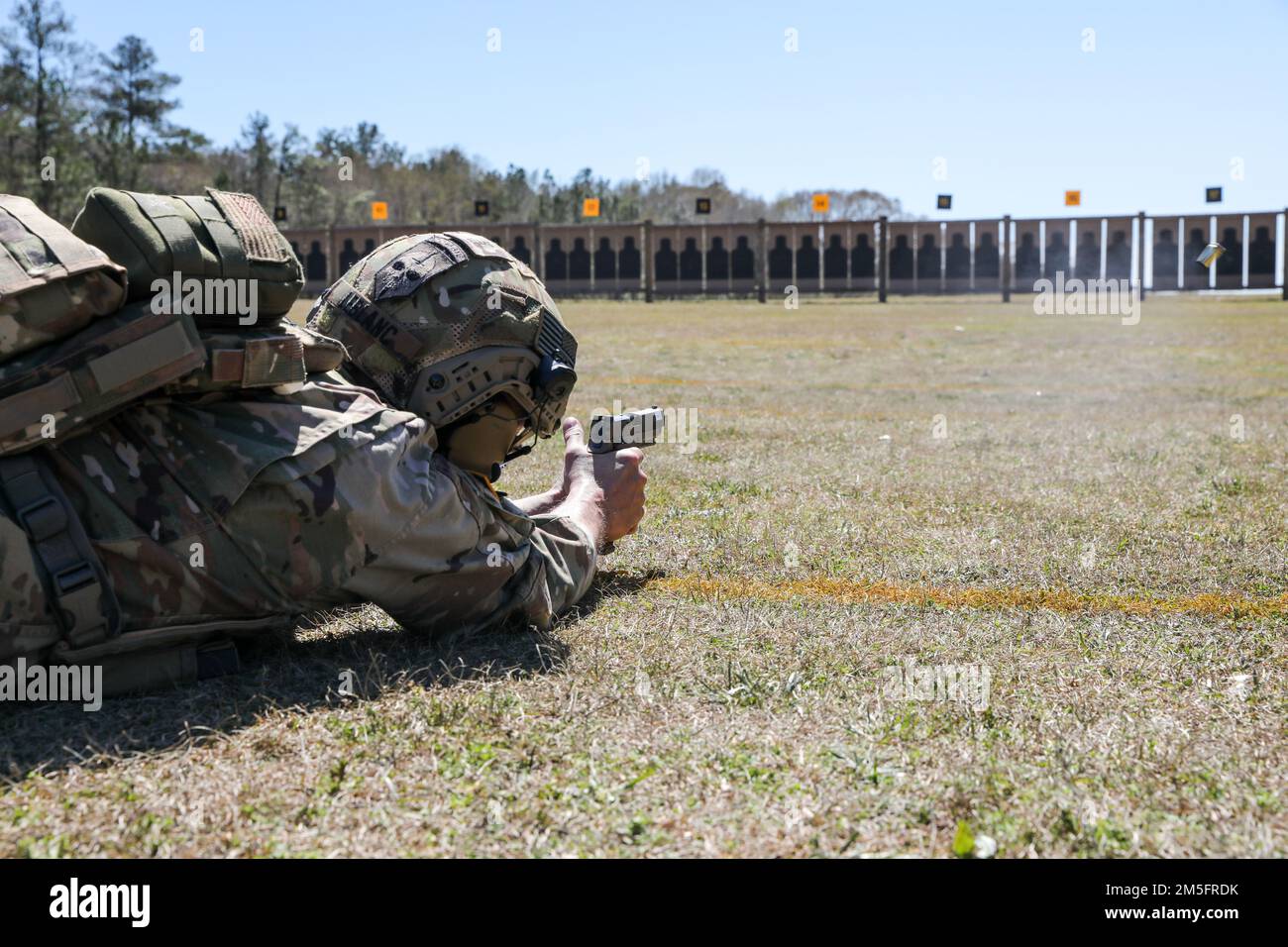 Mehr als 220 Soldaten traten in den 2022 USA an Army Small Arms Championships in Fort Benning, Georgia, 13.-19. März. Der einwöchige Wettkampf, bekannt als All Army, ist ein jährlicher Wettkampf, der von den USA veranstaltet wird Army Marksmanship Unit (USAMU) in Verbindung mit dem Maneuver Center of Excellence (MCOE), das Soldaten aus allen Bereichen zusammenbringt: Aktiver Dienst, Reserve, Nationalgarde und ROTC. Während dieser Schießerei traten die Soldaten in neun verschiedenen Schusslinien gegeneinander an und schossen über 146.000 Schuss Gewehr- und Pistolenmunition ab. Obwohl alle Armee die Soldaten begehrten Trophäen und Stockfoto