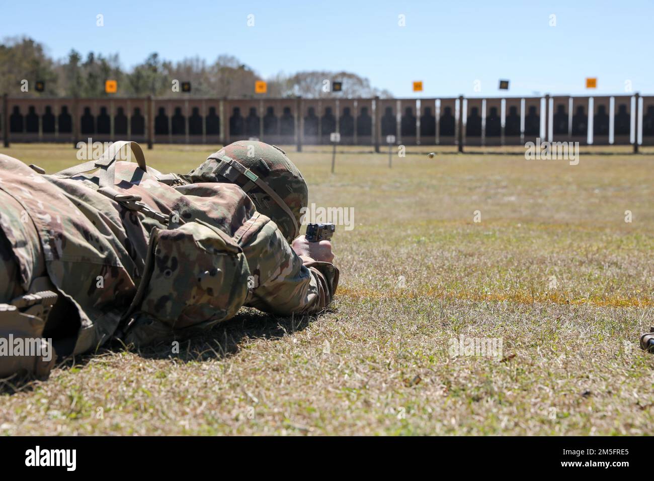 Mehr als 220 Soldaten traten in den 2022 USA an Army Small Arms Championships in Fort Benning, Georgia, 13.-19. März. Der einwöchige Wettkampf, bekannt als All Army, ist ein jährlicher Wettkampf, der von den USA veranstaltet wird Army Marksmanship Unit (USAMU) in Verbindung mit dem Maneuver Center of Excellence (MCOE), das Soldaten aus allen Bereichen zusammenbringt: Aktiver Dienst, Reserve, Nationalgarde und ROTC. Während dieser Schießerei traten die Soldaten in neun verschiedenen Schusslinien gegeneinander an und schossen über 146.000 Schuss Gewehr- und Pistolenmunition ab. Obwohl alle Armee die Soldaten begehrten Trophäen und Stockfoto