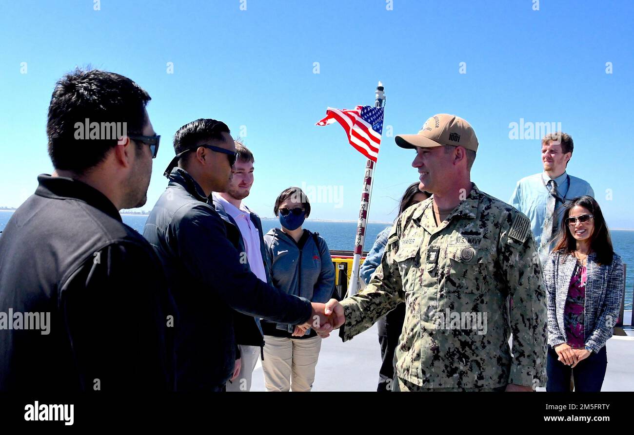 SAN DIEGO – Eine Gruppe ziviler MCTSSA-Mitarbeiter besuchte die USS Michael Monsoor (DDG 1001), die am Marinestützpunkt San Diego ankam. Die Gruppe wurde am 14. März 2022 vom Oberkommandochef Jacob Shafer des Schiffes zu einer Führung eingeladen. Die Tour wurde von Luke Scheuller von MCTSSA organisiert, einem Navy-Veteran, der vor mehr als einem Jahrzehnt mit Shafer diente. Die meisten Teilnehmer der Tour sind neuere Bundesangestellte und haben keinen früheren Militärdienst. Diese Lernerfahrung vor Ort war eine großartige Möglichkeit für Mitarbeiter, mehr über die Mission der Navy zu erfahren und aus erster Hand zu sehen, wie Matrosen und Marines arbeiten Stockfoto