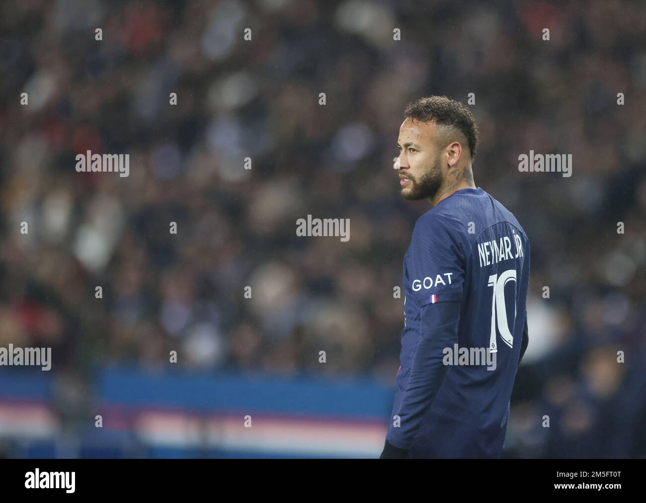 Paris, Frankreich. 28. Dezember 2022. Paris Saint-Germain's Neymar reagiert während des Fußballspiels der Französischen Liga 1 zwischen dem FC Paris Saint-Germain und dem Elsass RC Straßburg im Parc des Princes Stadion in Paris, Frankreich, am 28. Dezember 2022. Kredit: Gao Jing/Xinhua/Alamy Live News Stockfoto