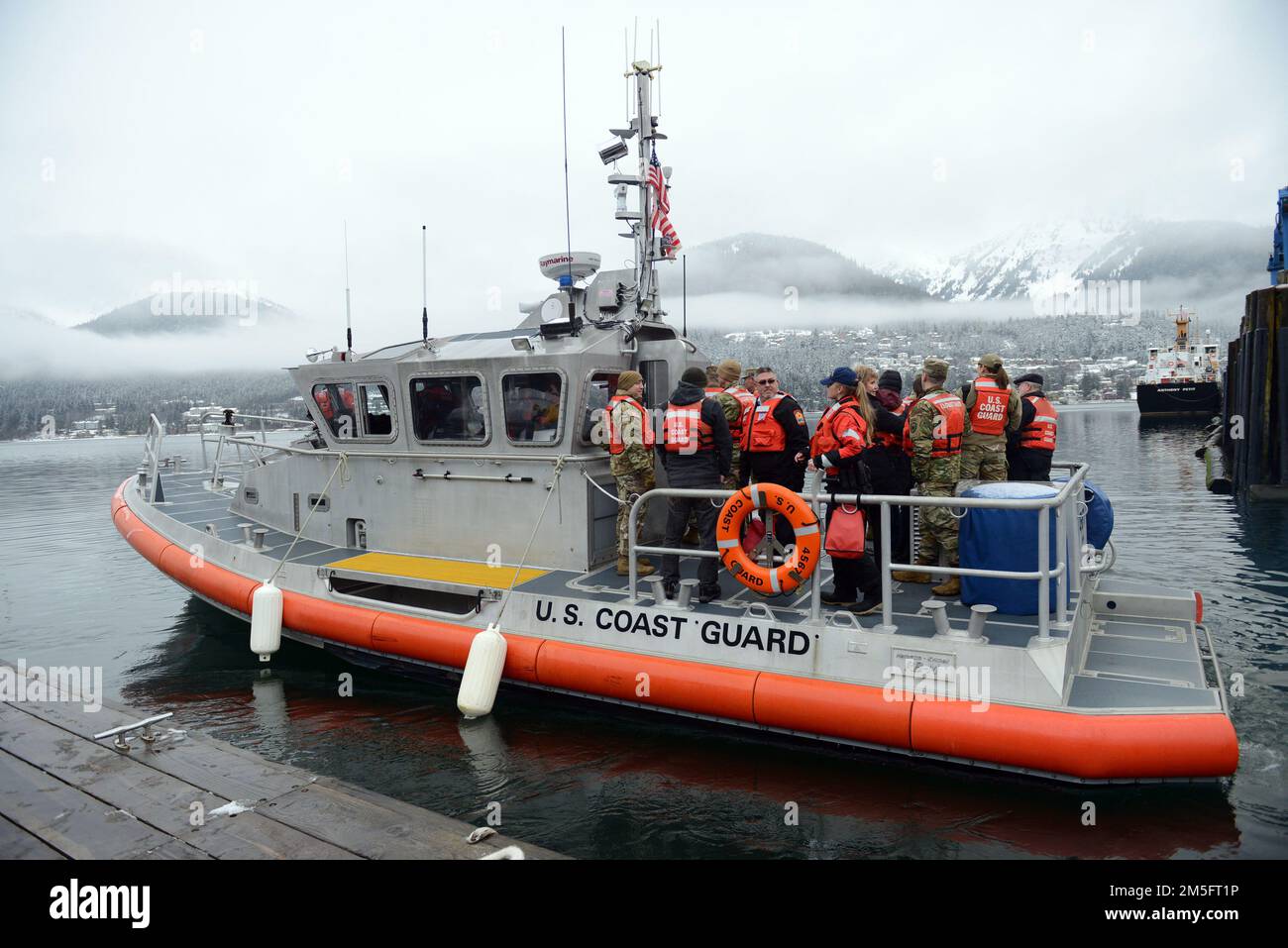 Teilnehmer der Übung ARCTIC EDGE 2022 stehen auf dem Achterdeck eines 45-Fuß Response Boat Medium in Station Juneau, Alaska, 15. März 2022. Die Teilnehmer wurden über die Unterstützung für AE22, eine zweijährliche Multi-Service-Übung, informiert und besuchten die USA Küstenwache Cutter John McCormick während ihres Besuchs. Stockfoto