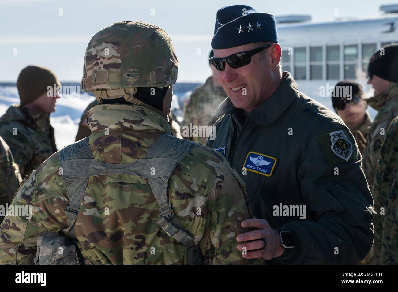 USA Air Force LT. General David A. Krumm, Befehlshaber des NORAD-Regionalbezirks (North American Aerospace Defense Command) Alaska, des ALCOM-Kommandos (Alaskan Command) und der 11. Air Force, spricht mit einem US-amerikanischen Luftwaffenverband Militärsoldat nach einer Einsatzbesprechung zur Unterstützung der Übung ARCTIC EDGE 2022 auf dem Luftwaffenstützpunkt Eielson, Alaska, 14. März 2022. An AE22 nahmen etwa 1.000 Teilnehmer Teil, darunter US-amerikanische und kanadische Service-Mitglieder in den USA Küstenwache und Regierungsangestellte aus den USA Verteidigungsministerium und kanadisches Verteidigungsministerium. Stockfoto