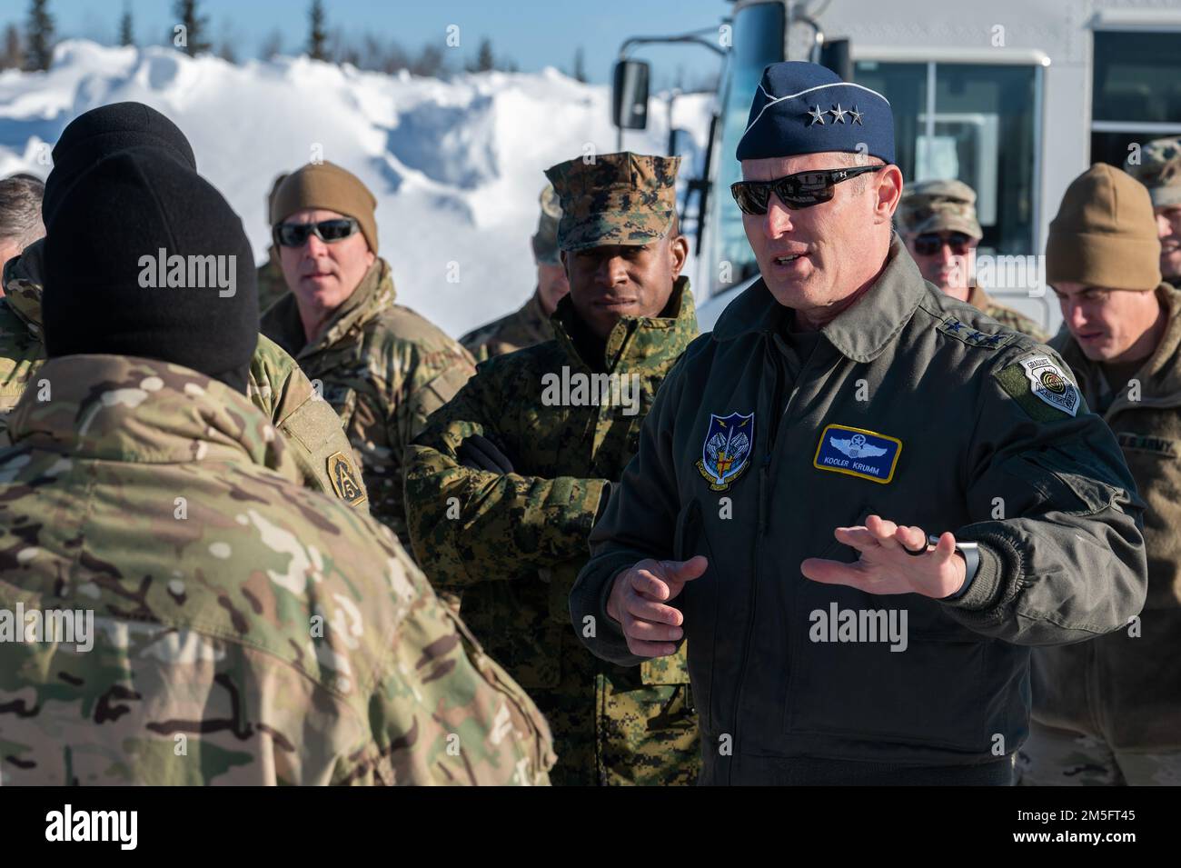 USA Generalleutnant der Luftwaffe David A. Krumm, Befehlshaber der Region Alaska North American Aerospace Defense Command (NORAD), des Kommandos Alaskan Command (ALCOM) und der 11. Air Force (rechts) und der USA Marinekorps, Hauptmann James Porterfield, Kommandant des US-Anführers Northern Command und NORAD (Zentrum), sprechen Sie mit den USA Armeesoldat, der an der Übung ARCTIC EDGE 2022 teilnimmt, auf der Eielson Air Force Base, Alaska, 15. März 2022. ALCOM fungiert als Hauptsitz für die Planung und Durchführung von AE22, einer zweijährlichen Multi-Service-Übung, die den Teilnehmern realistische und effektive Schulungen bieten soll Stockfoto