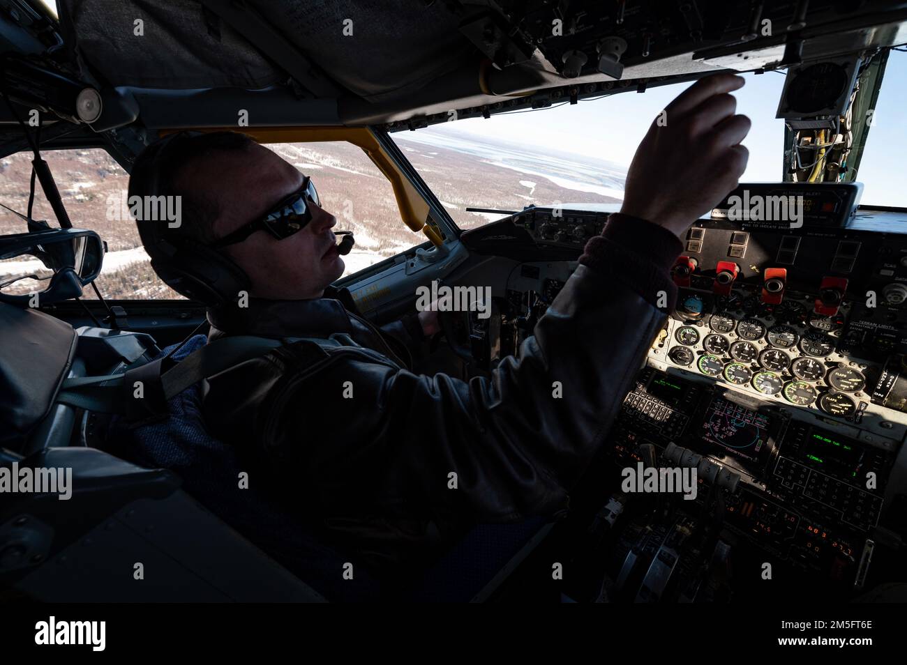 USA Air Force 1. LT. Seth Nanny, ein Pilot der 97. Luftbetankungsstaffel, fliegt in einem KC-135 Stratotanker-Flugzeug während der USA über Alaska Northern Command Exercise ARCTIC EDGE 2022, 15. März 2022. AE22 ist eine alle zwei Jahre stattfindende Homeland Defense Übung, die entwickelt wurde, um ein hochwertiges und effektives gemeinsames Training bei kaltem Wetter zu bieten. Stockfoto