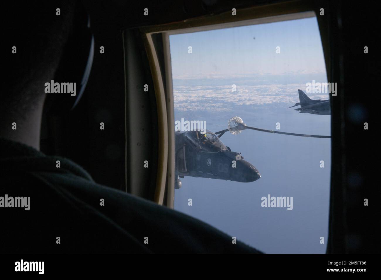 U.S. Marine Corps CPL. Brandon Slone beobachtet, wie ein AV-8B Harrier II während eines Luftbetankens während des Trainings Kraftstoff erhält Cold Response 2022, Bodø, Norwegen, 15. März 2022. Slone ist ein Lastmeister und Beobachter der Betankung während des Fluges bei der Marine Aerial Refueller Transport Squadron 252, 2D Marine Aircraft Wing, II Marine Expeditionary Force. Übung Cold Response '22 ist eine alle zwei Jahre stattfindende norwegische nationale Bereitschafts- und Verteidigungsübung, die in ganz Norwegen stattfindet, an der jeder seiner Militärdienste sowie 26 weitere mit der Nordatlantischen Vertragsorganisation verbundene Nationen teilnehmen Stockfoto