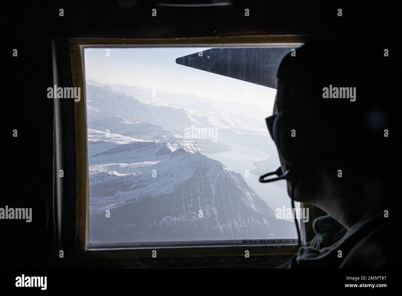 USA Brandon Slone beobachtet seine Umgebung in einem Marinekorps KC-130 Hercules während der Übung Cold Response 2022, Bodø, Norwegen, 15. März 2022. Slone ist ein Laderaum-Kapitän und während des Fluges Beobachter beim Betanken mit dem Marine Aerial Tanken Transportgeschwader 252, 2D Marine Aircraft Wing, II Marine Expeditionary Force. Übung Cold Response '22 ist eine alle zwei Jahre stattfindende norwegische nationale Bereitschafts- und Verteidigungsübung, die in ganz Norwegen stattfindet, mit Beteiligung jedes seiner Militärdienste sowie von 26 weiteren alliierten Nationen und reg der Nordatlantikvertrags-Organisation Stockfoto